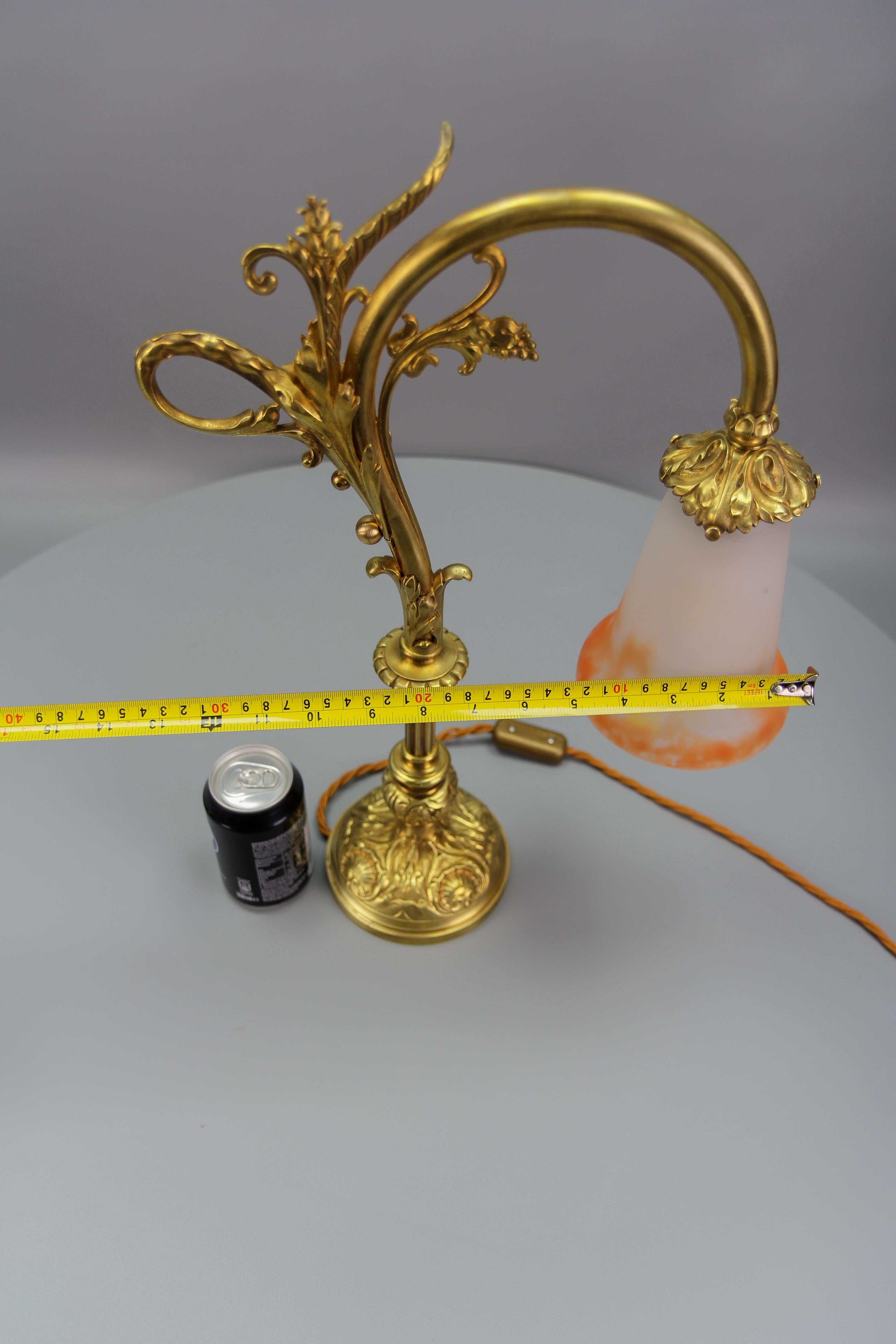 Französische Jugendstil-Tischlampe aus Bronze mit Glasschirm, signiert GV de Croismare im Angebot 7