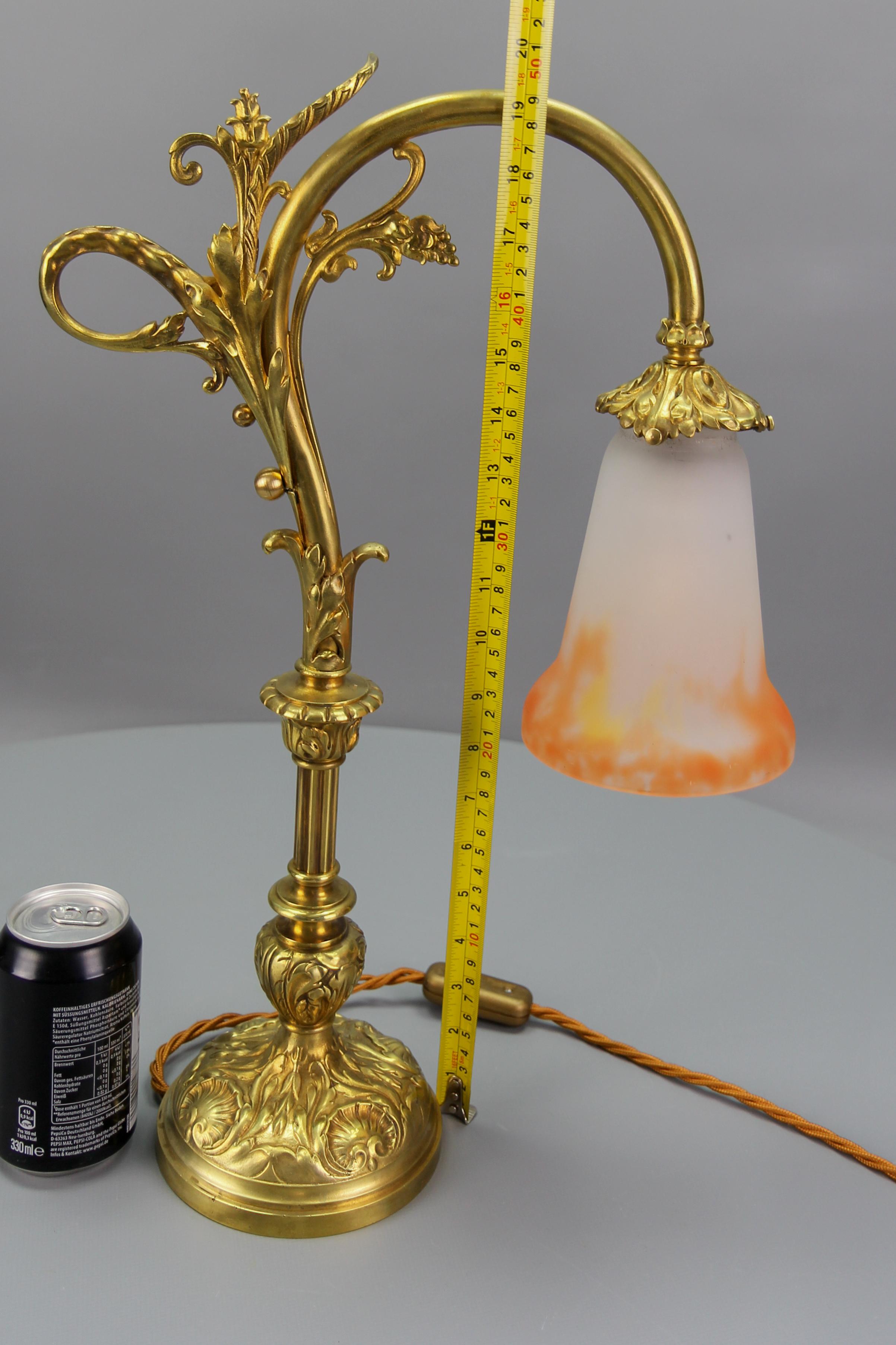 Französische Jugendstil-Tischlampe aus Bronze mit Glasschirm, signiert GV de Croismare im Angebot 8
