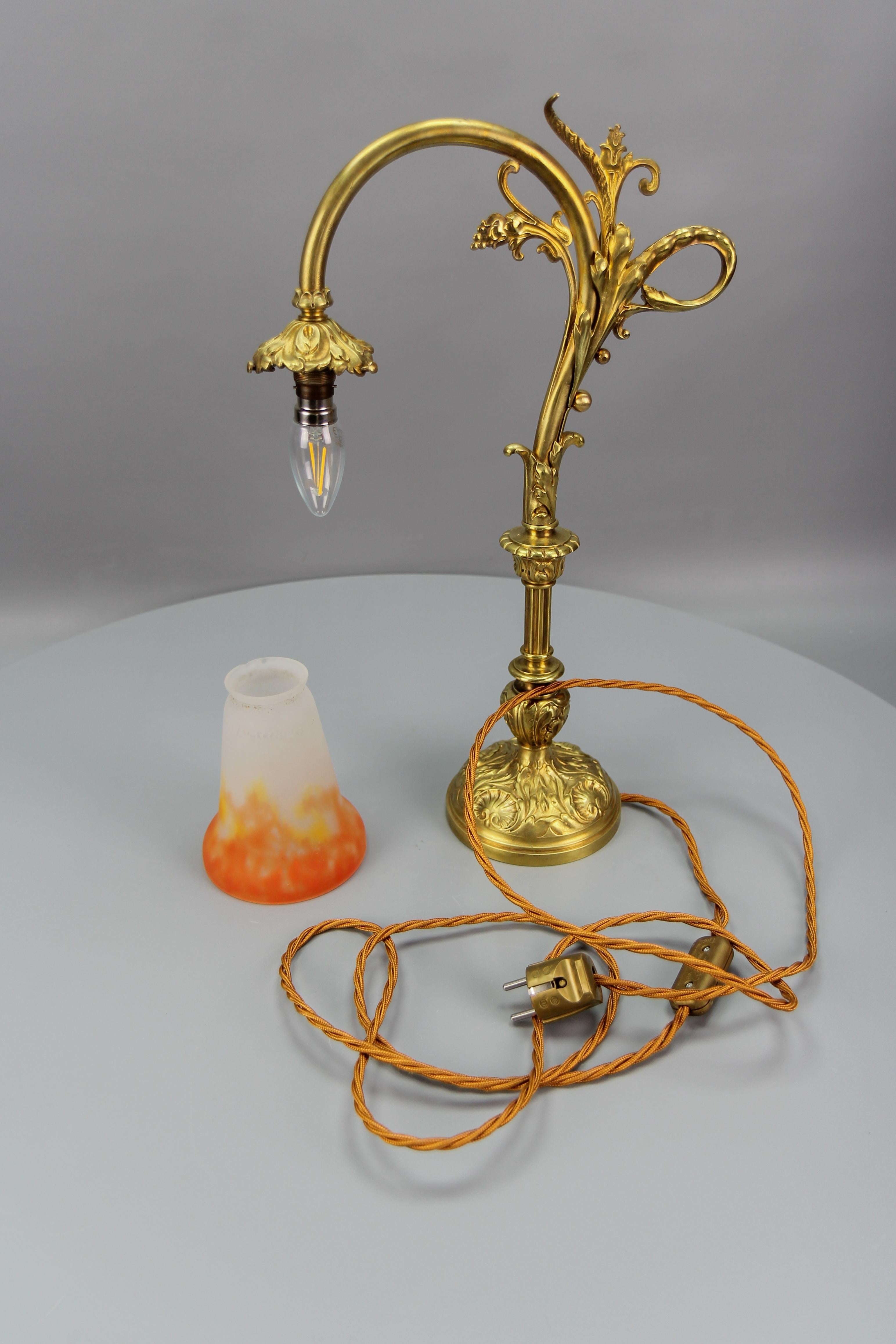 Lampe de bureau française Art Nouveau en bronze avec abat-jour en verre signée GV de Croismare en vente 10