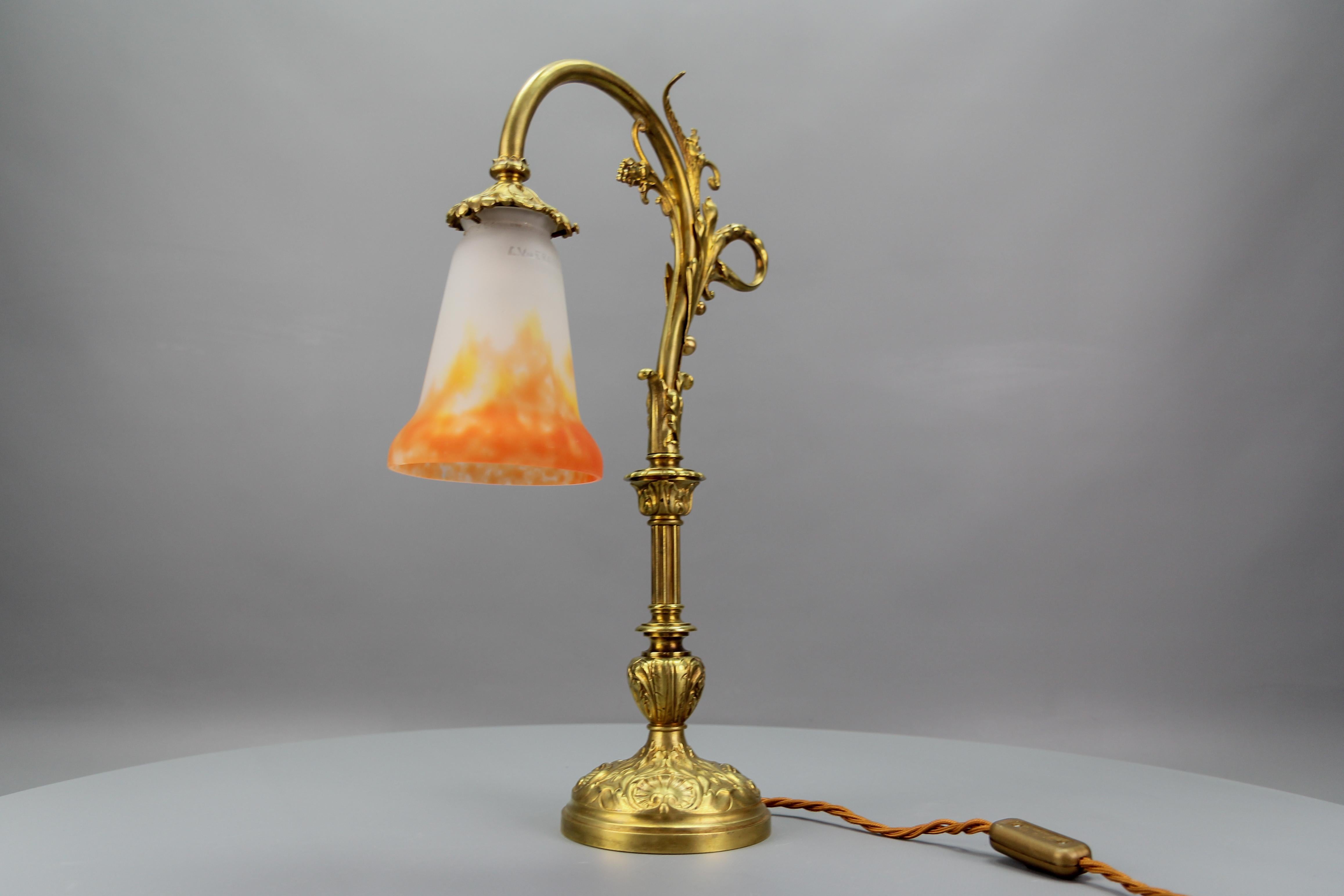 Art nouveau Lampe de bureau française Art Nouveau en bronze avec abat-jour en verre signée GV de Croismare en vente