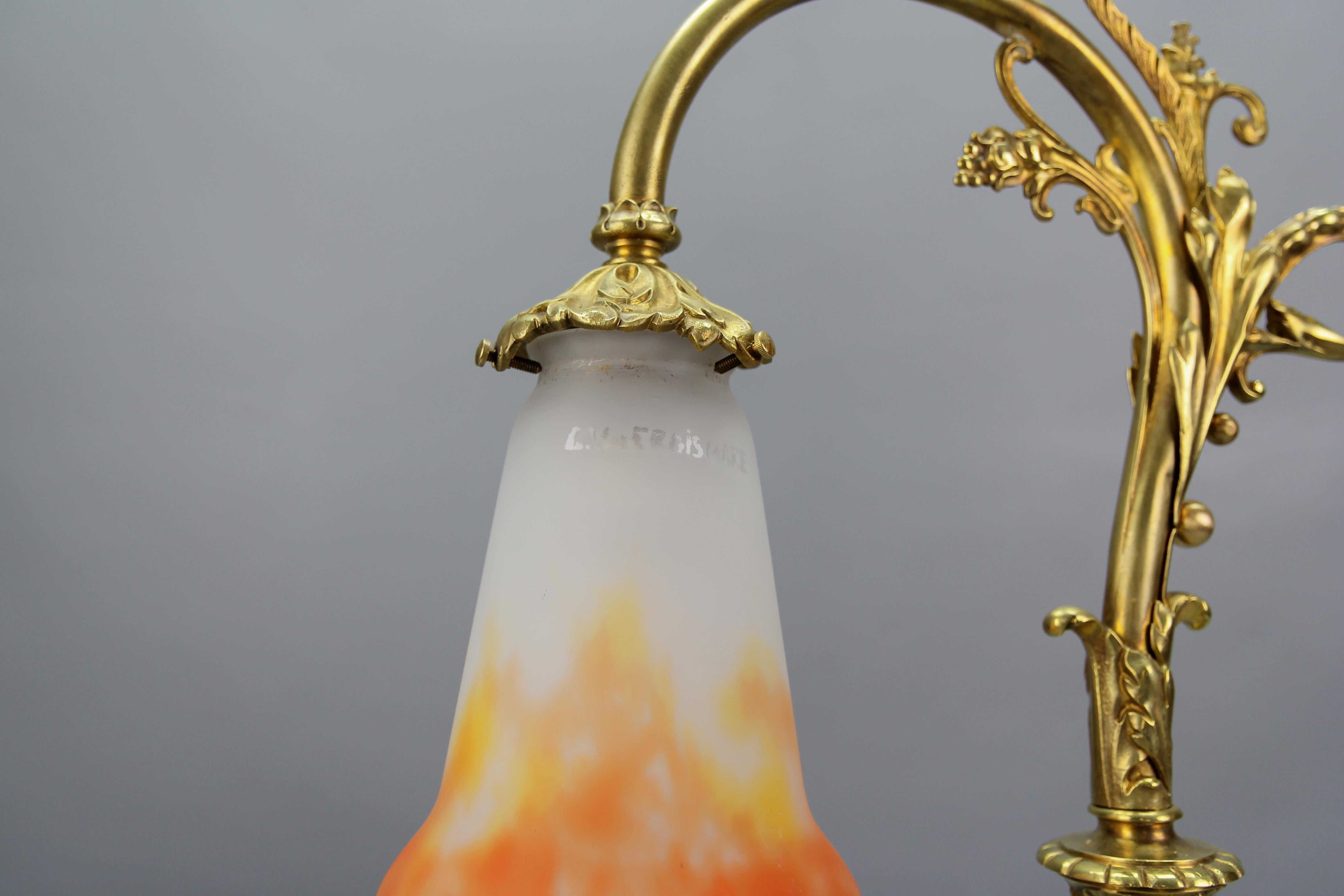 Doré Lampe de bureau française Art Nouveau en bronze avec abat-jour en verre signée GV de Croismare en vente