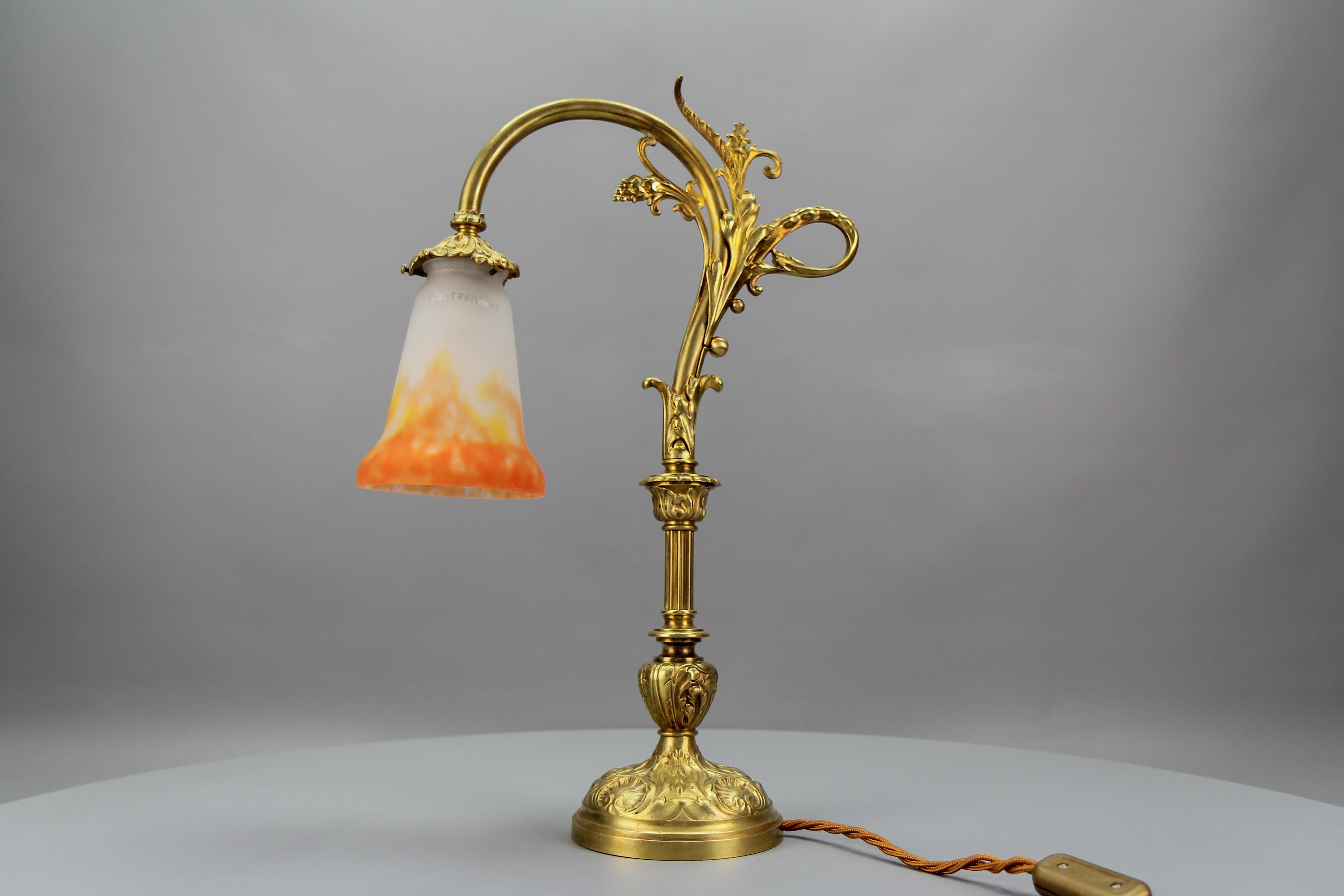 Französische Jugendstil-Tischlampe aus Bronze mit Glasschirm, signiert GV de Croismare (Vergoldet) im Angebot
