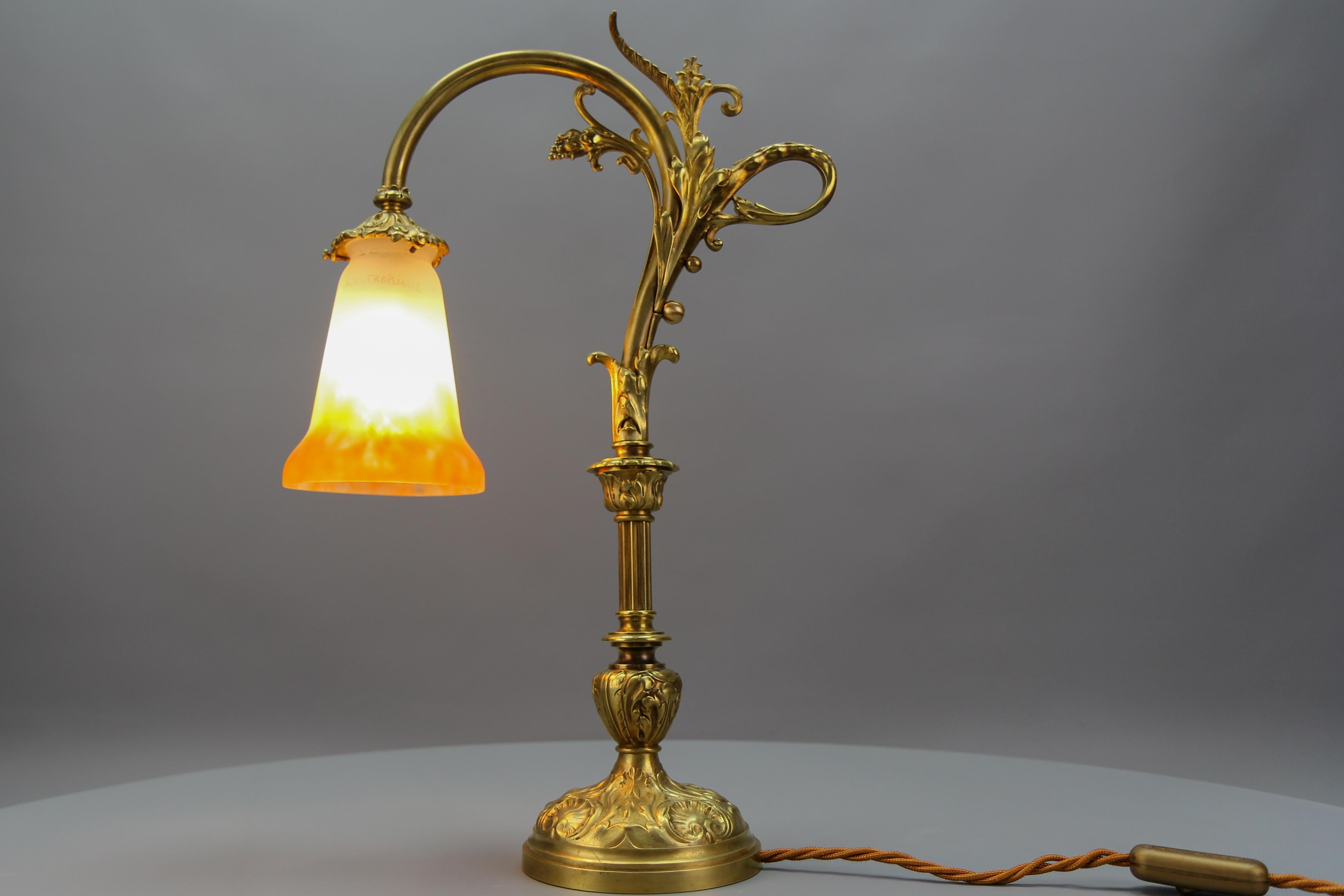 Französische Jugendstil-Tischlampe aus Bronze mit Glasschirm, signiert GV de Croismare im Zustand „Gut“ im Angebot in Barntrup, DE