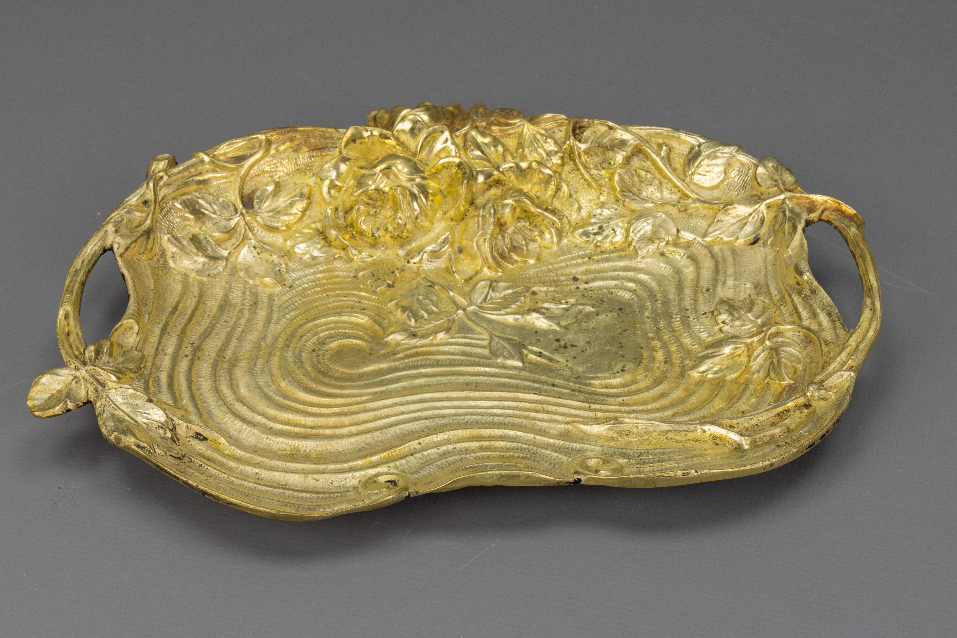 A charming French Art Nouveau bronze tray featuring a beautifully sculpted relief of roses and flowing lines — an elegant expression of early 20th-century decorative art.
This French Art Nouveau tray, circa 1920, is finely cast in bronze with a rich