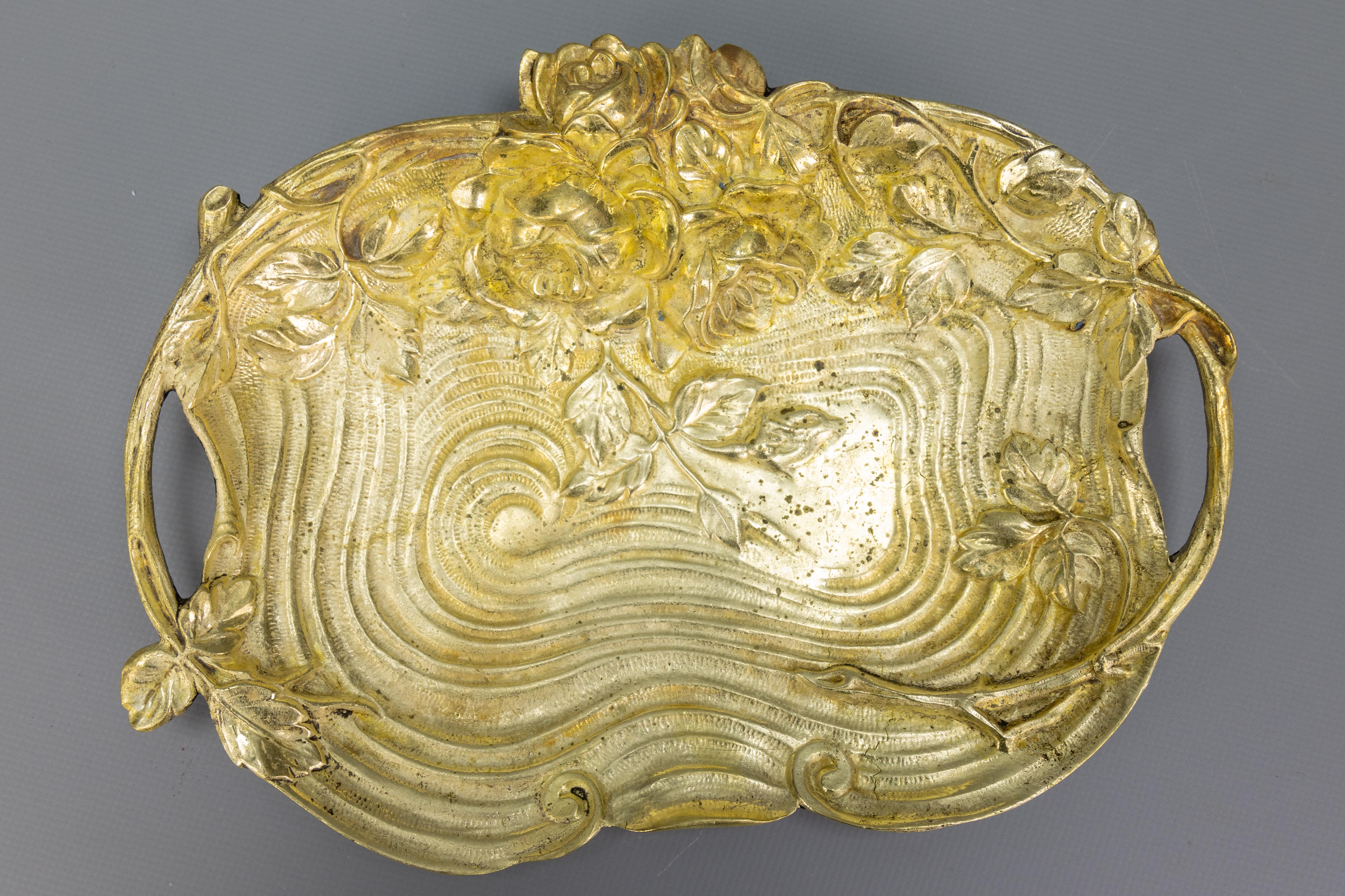 French Art Nouveau Bronze Tray with Roses Relief, circa 1920 In Good Condition For Sale In Barntrup, DE