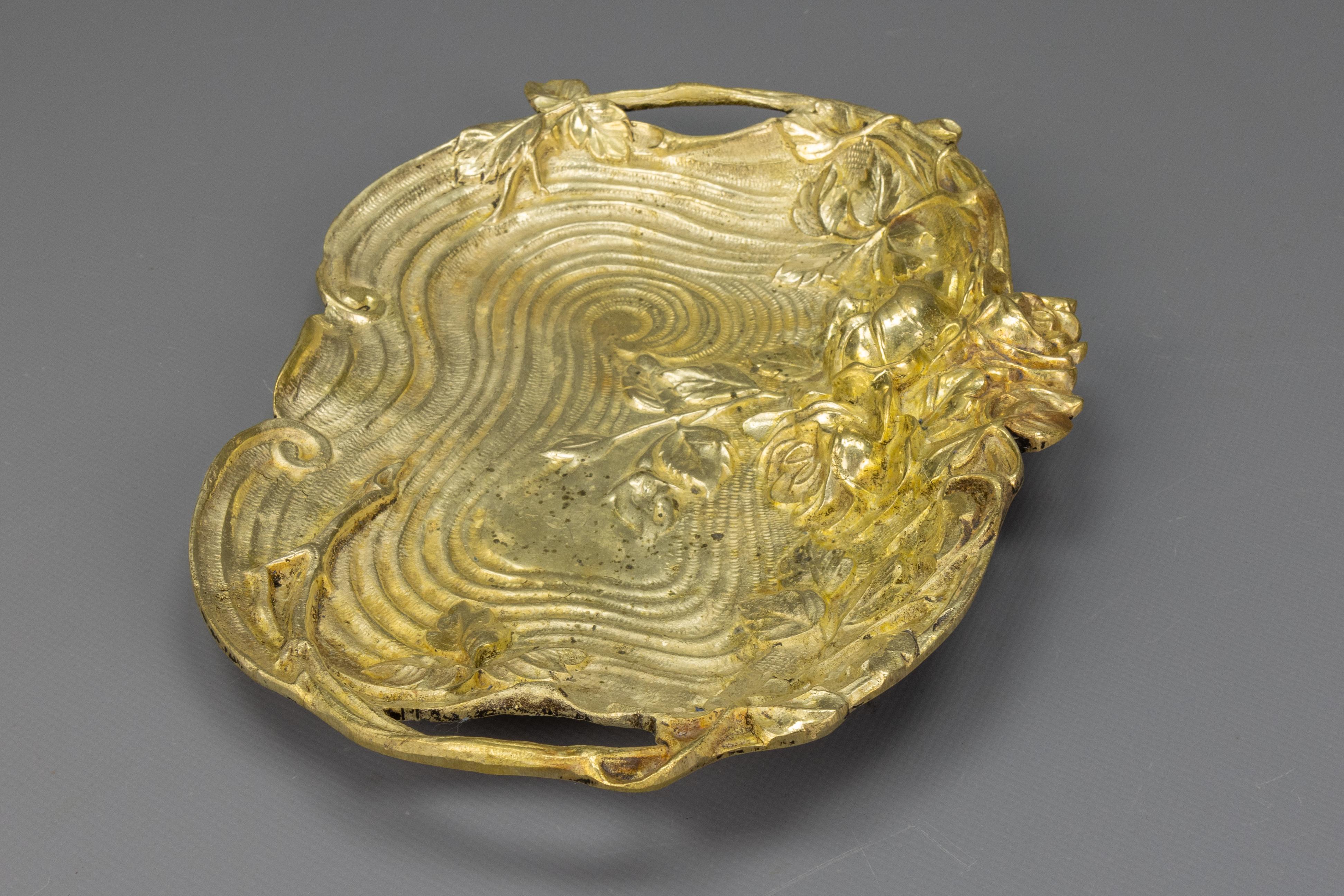 French Art Nouveau Bronze Tray with Roses Relief, circa 1920 For Sale 1