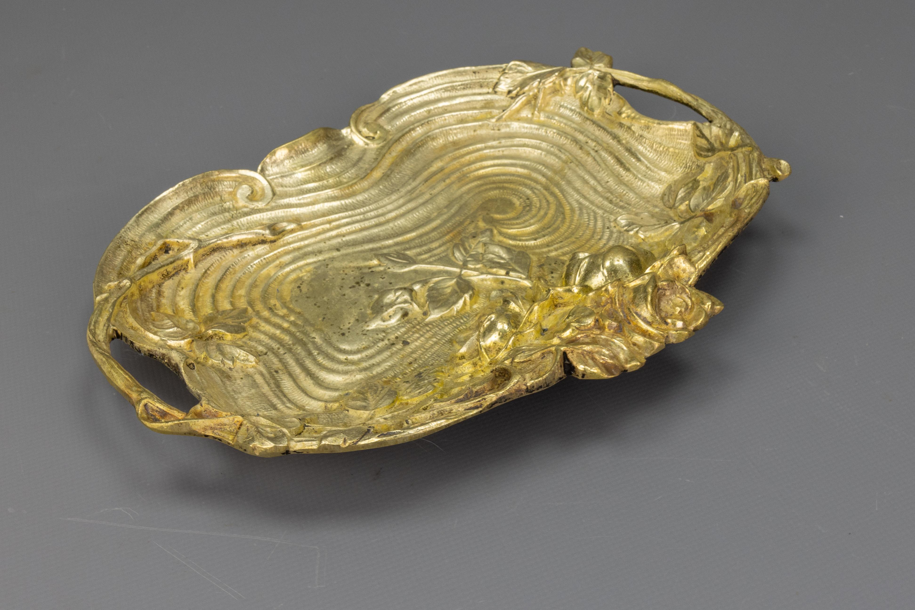 French Art Nouveau Bronze Tray with Roses Relief, circa 1920 For Sale 2