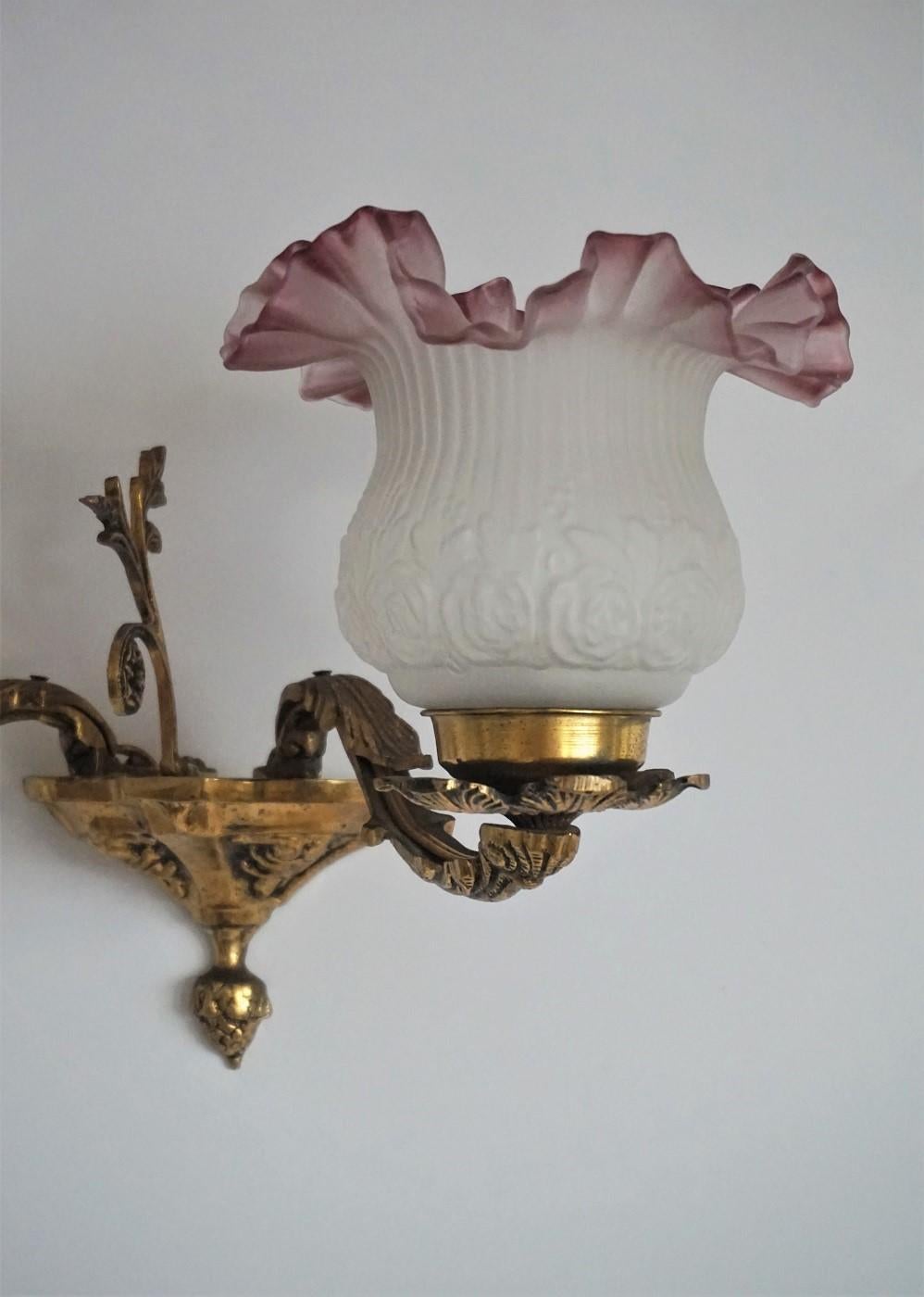 French Art Deco Brass Two-Arm Wall Sconce with Frosted Glass Shades In Good Condition In Frankfurt am Main, DE