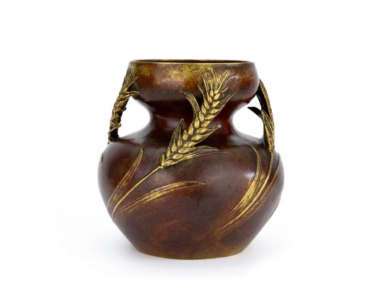 Vase en bronze Art Nouveau de Léon Kann - Vase en bois de corneille sur  1stDibs
