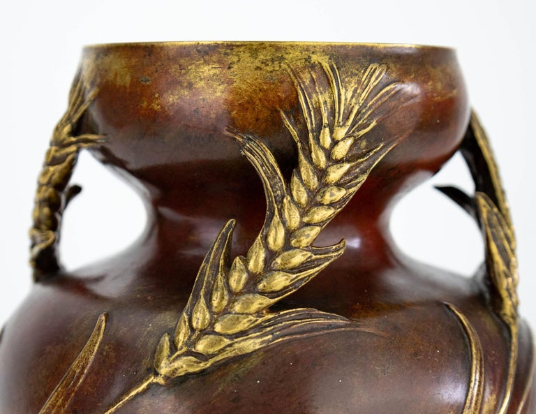 Vase en bronze Art Nouveau de Léon Kann - Vase en bois de corneille sur  1stDibs