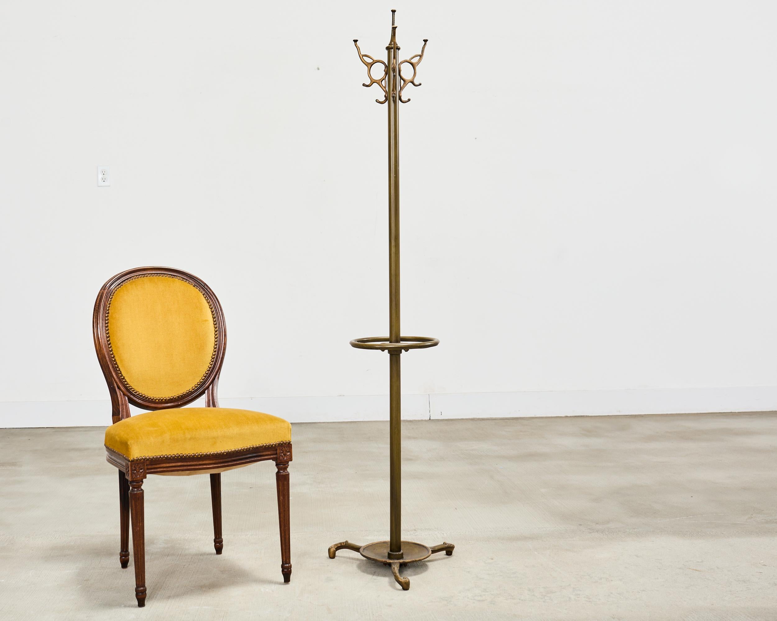 Porte-manteau et porte-parapluie de style art nouveau français du début du 20e siècle, en bronze patiné. Très lourd et solide avec une colonne en fer épais comportant quatre crochets pour manteaux et chapeaux sur le dessus. Le centre est doté d'un