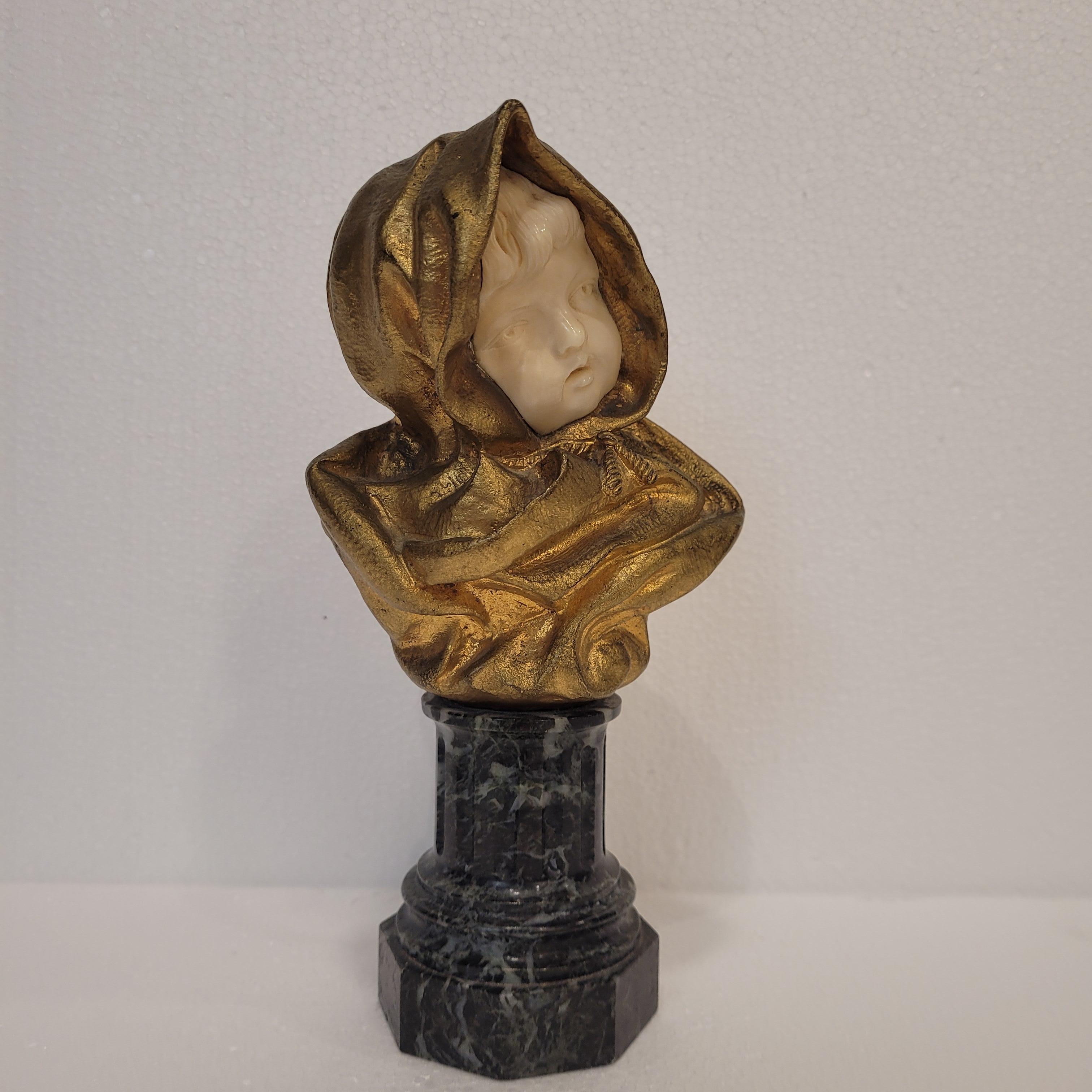 Bronze doré Buste d'enfant en marbre chrysoelephantine Art nouveau français, d'après G. de Thouin en vente