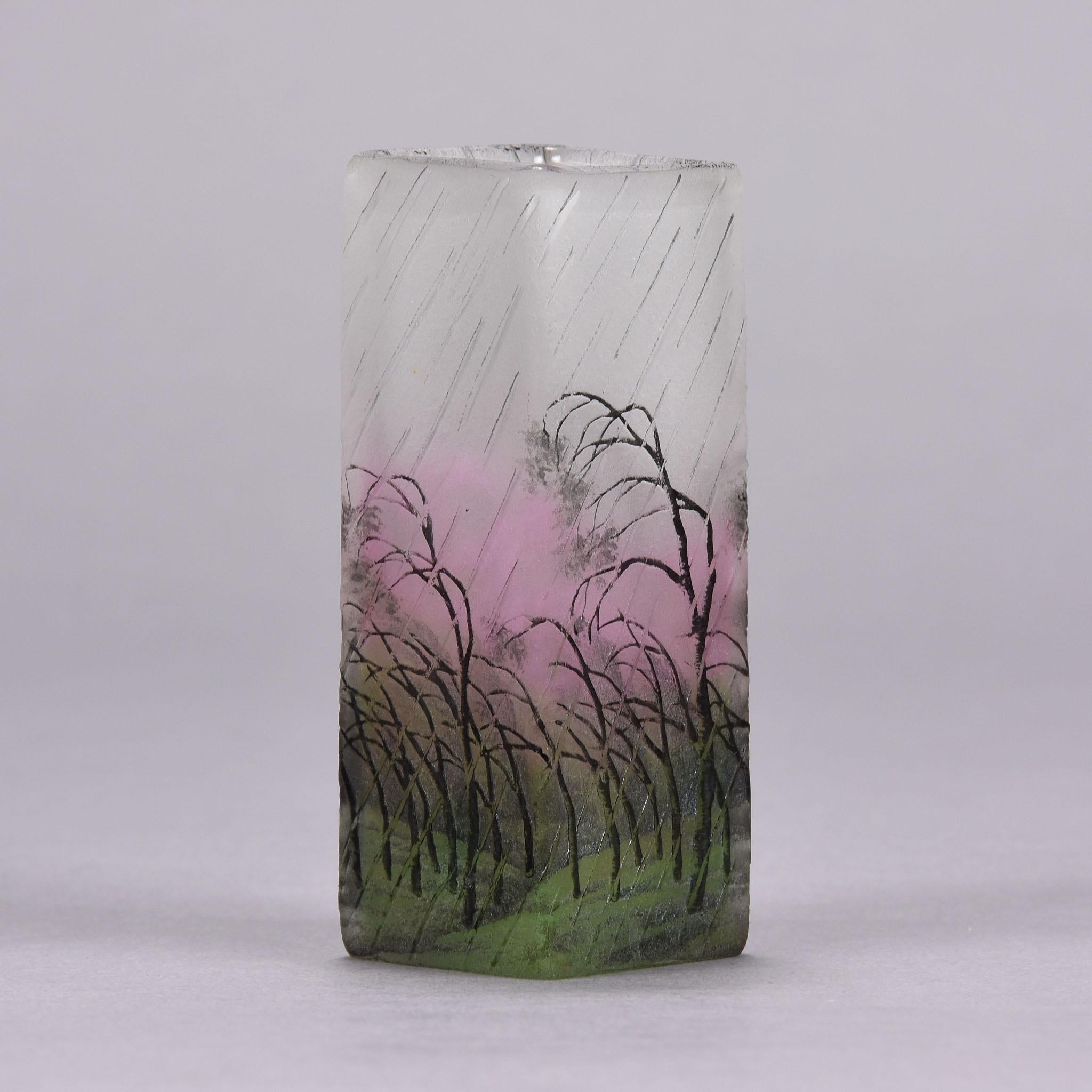 Buriné Vase en verre camée Art nouveau français Paysage de Pluie de Daum Frères en vente
