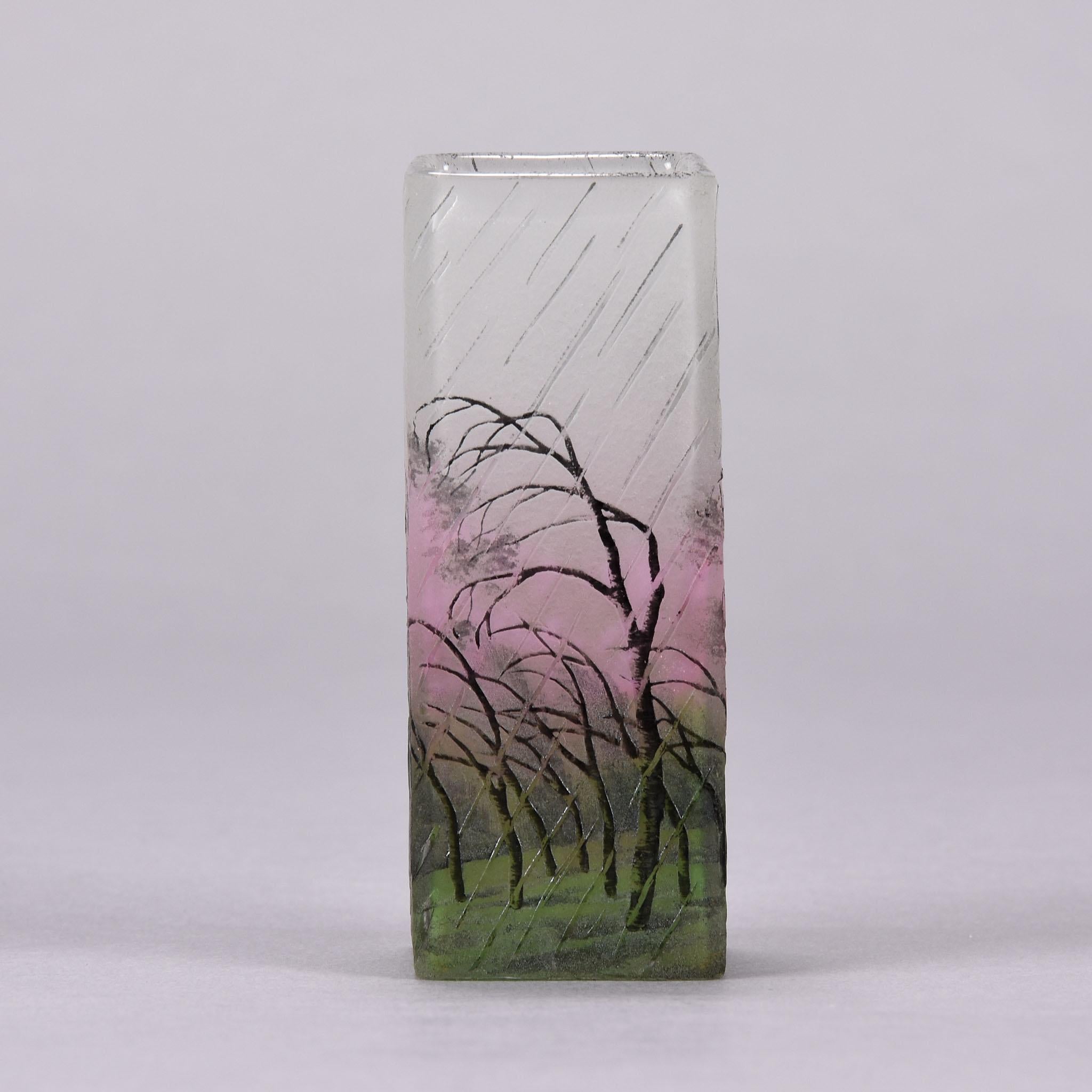 Vase en verre camée Art nouveau français Paysage de Pluie de Daum Frères Bon état - En vente à London, GB