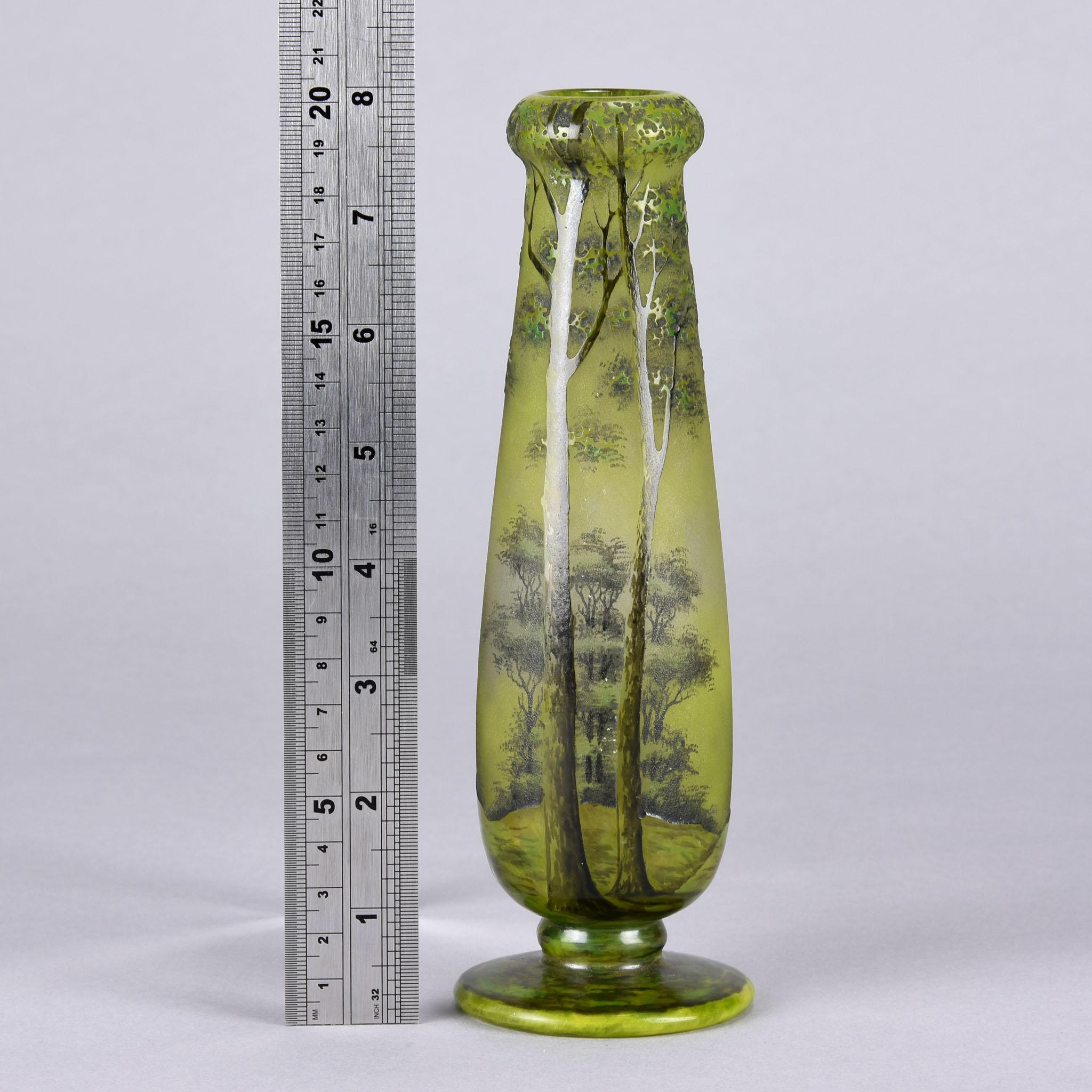 Vase en verre camée Art nouveau français « Vase de paysage de printemps » par Daum Frères en vente 2