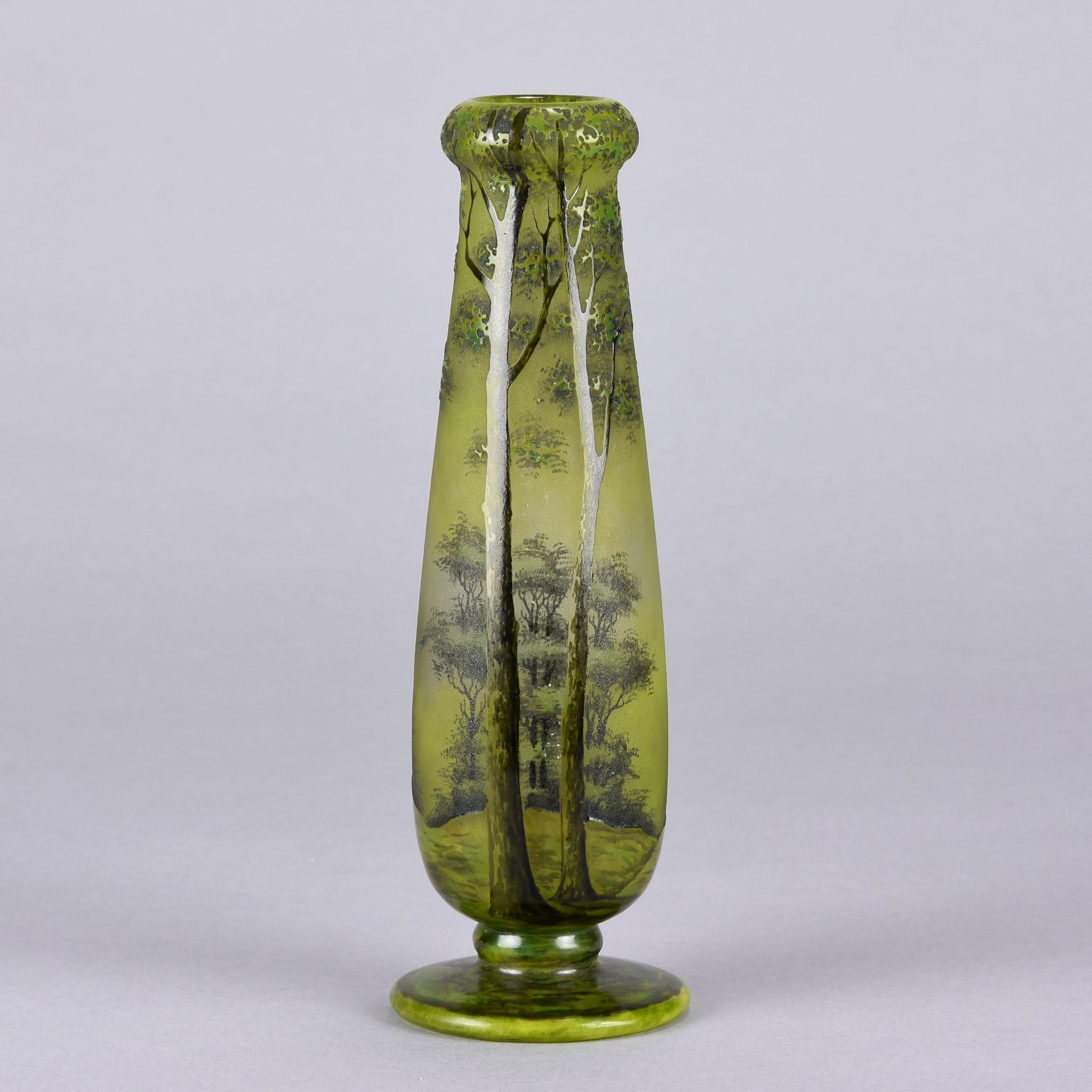 Vase en verre camée Art nouveau français « Vase de paysage de printemps » par Daum Frères en vente 3