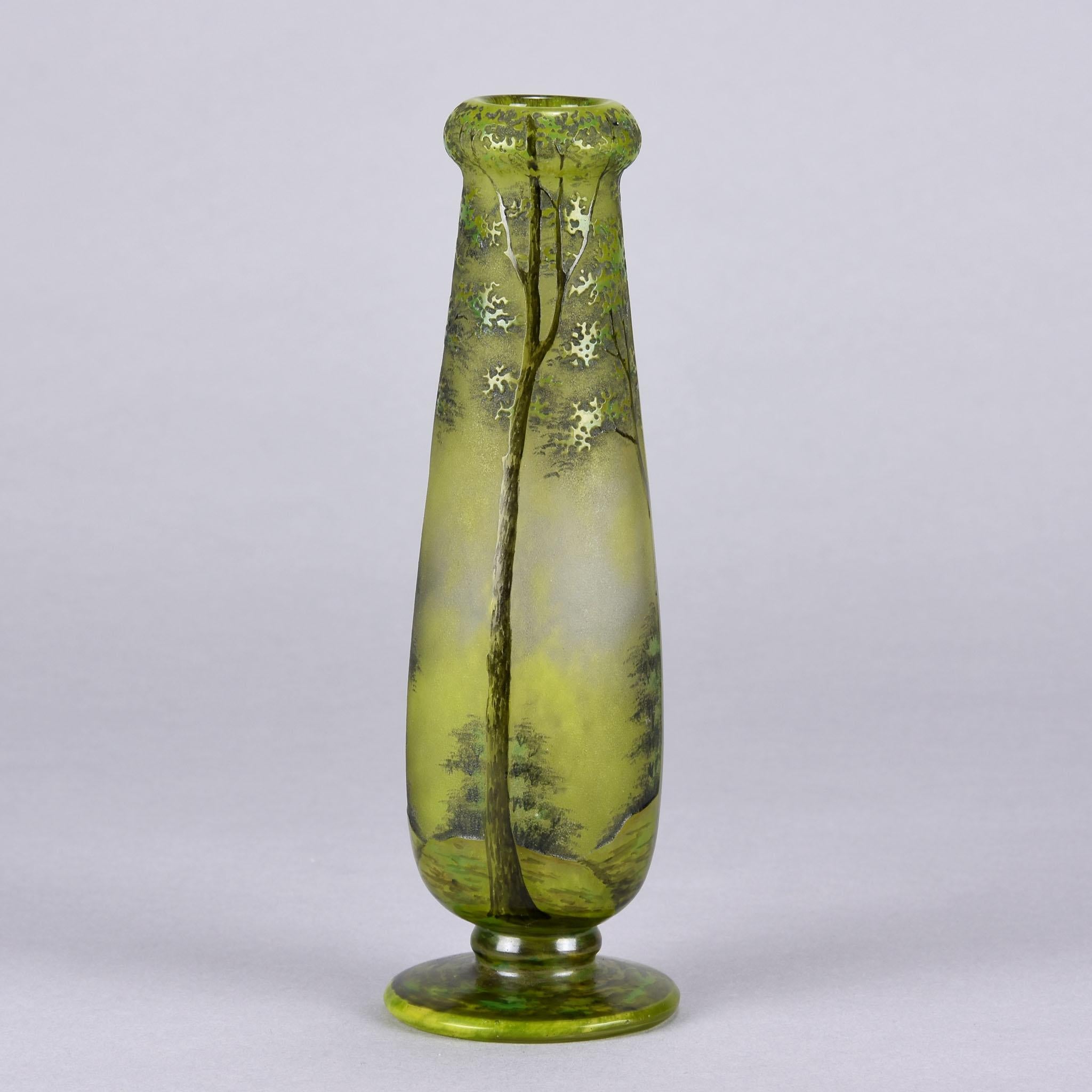 Français Vase en verre camée Art nouveau français « Vase de paysage de printemps » par Daum Frères en vente