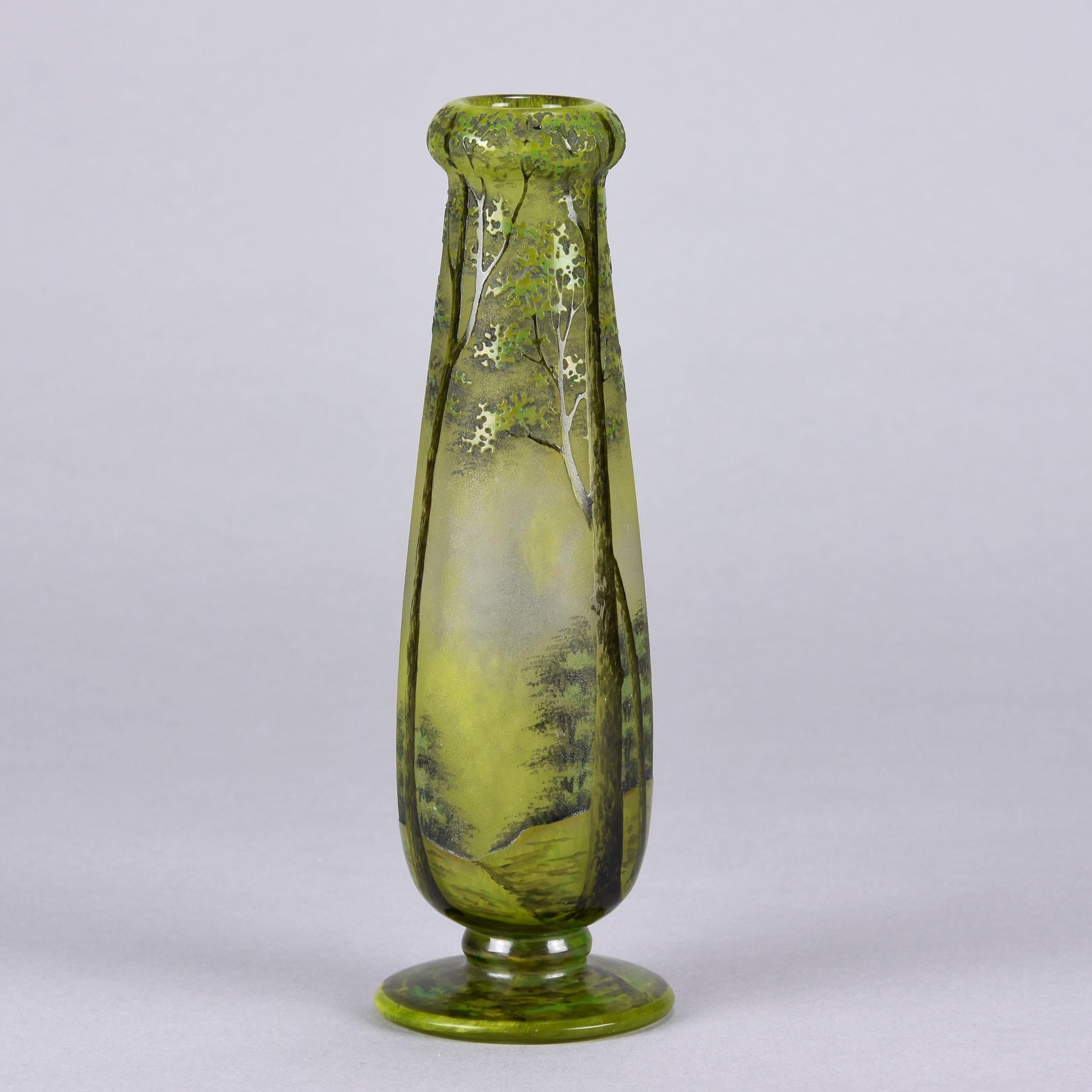 Buriné Vase en verre camée Art nouveau français « Vase de paysage de printemps » par Daum Frères en vente