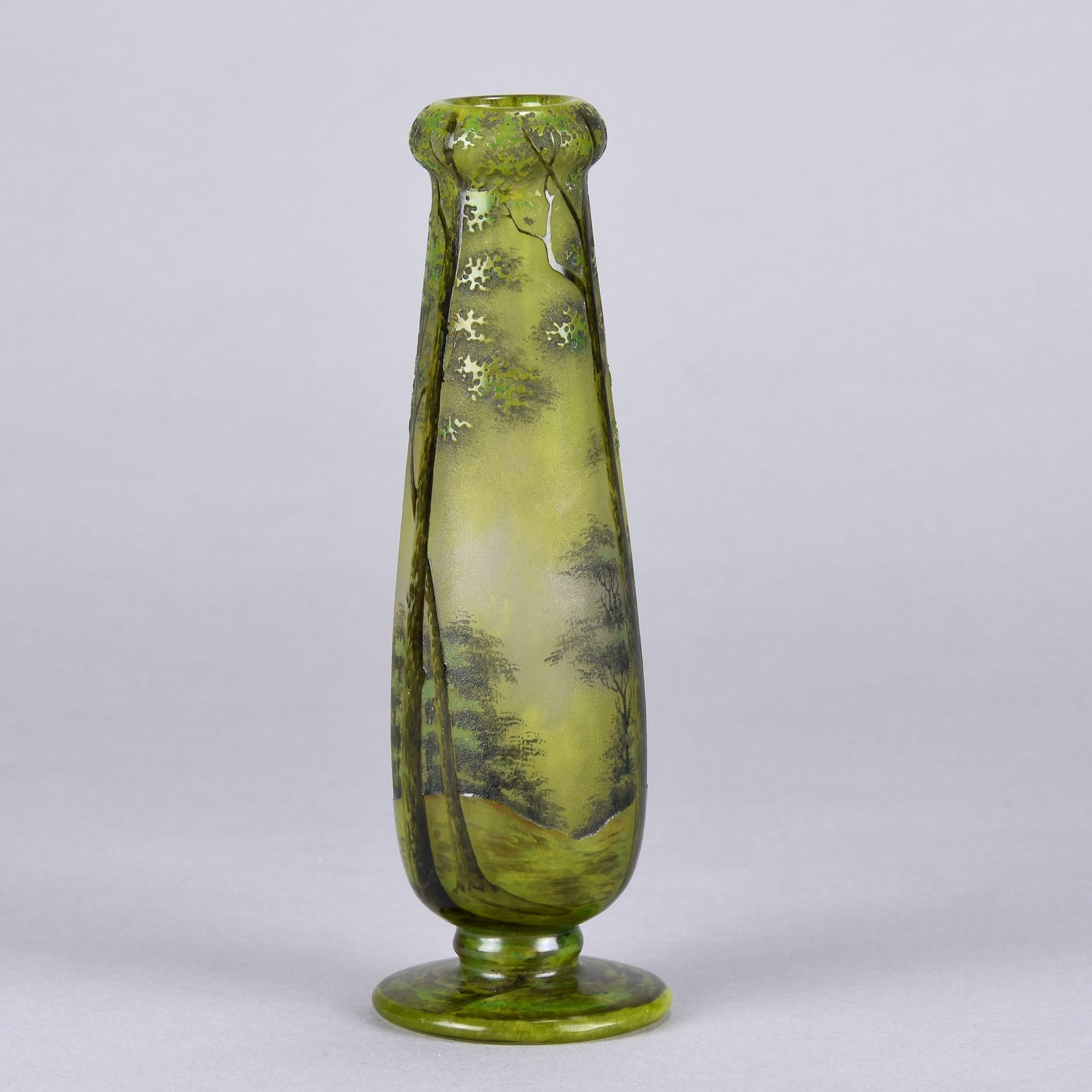 Vase en verre camée Art nouveau français « Vase de paysage de printemps » par Daum Frères Bon état - En vente à London, GB