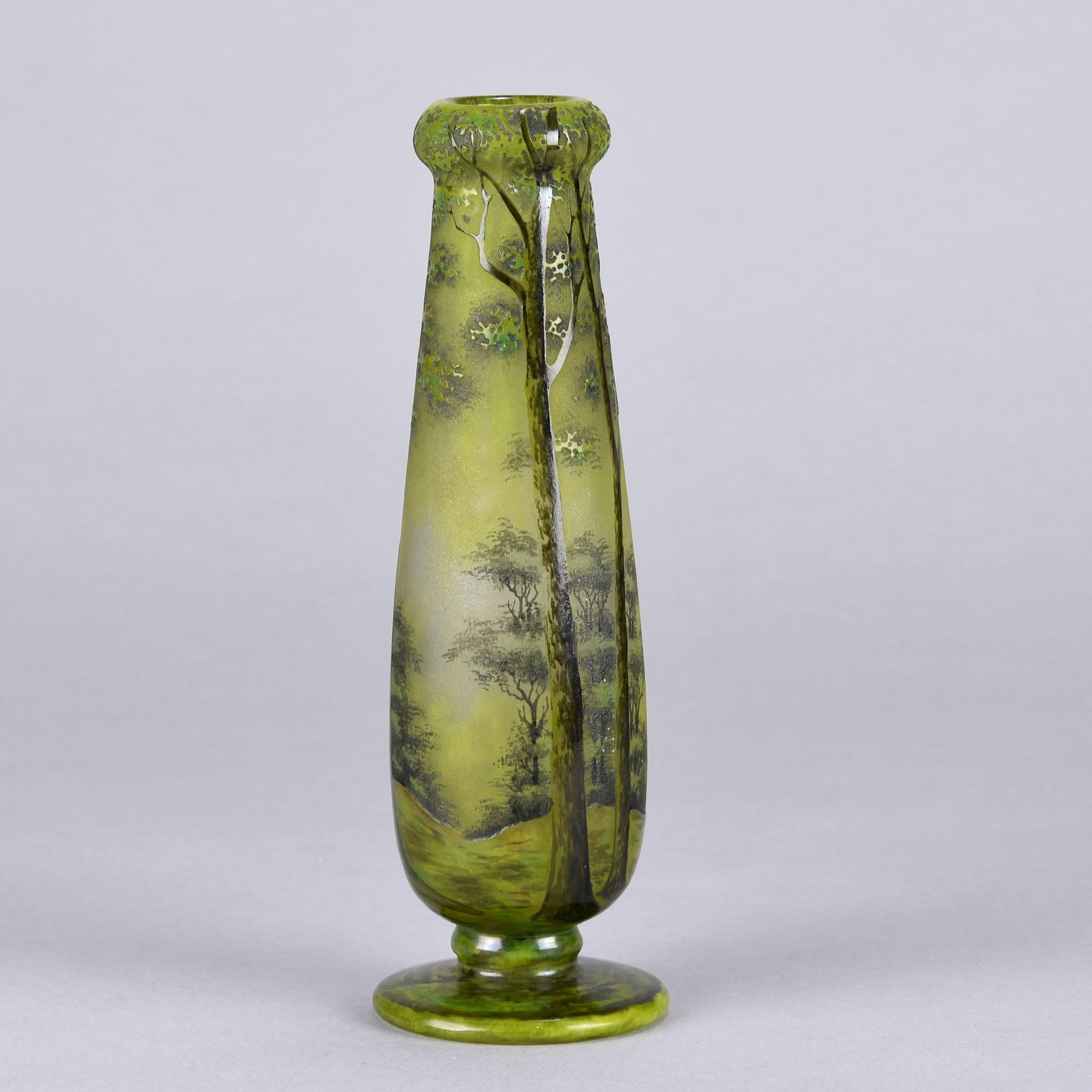 Début du 20ème siècle Vase en verre camée Art nouveau français « Vase de paysage de printemps » par Daum Frères en vente