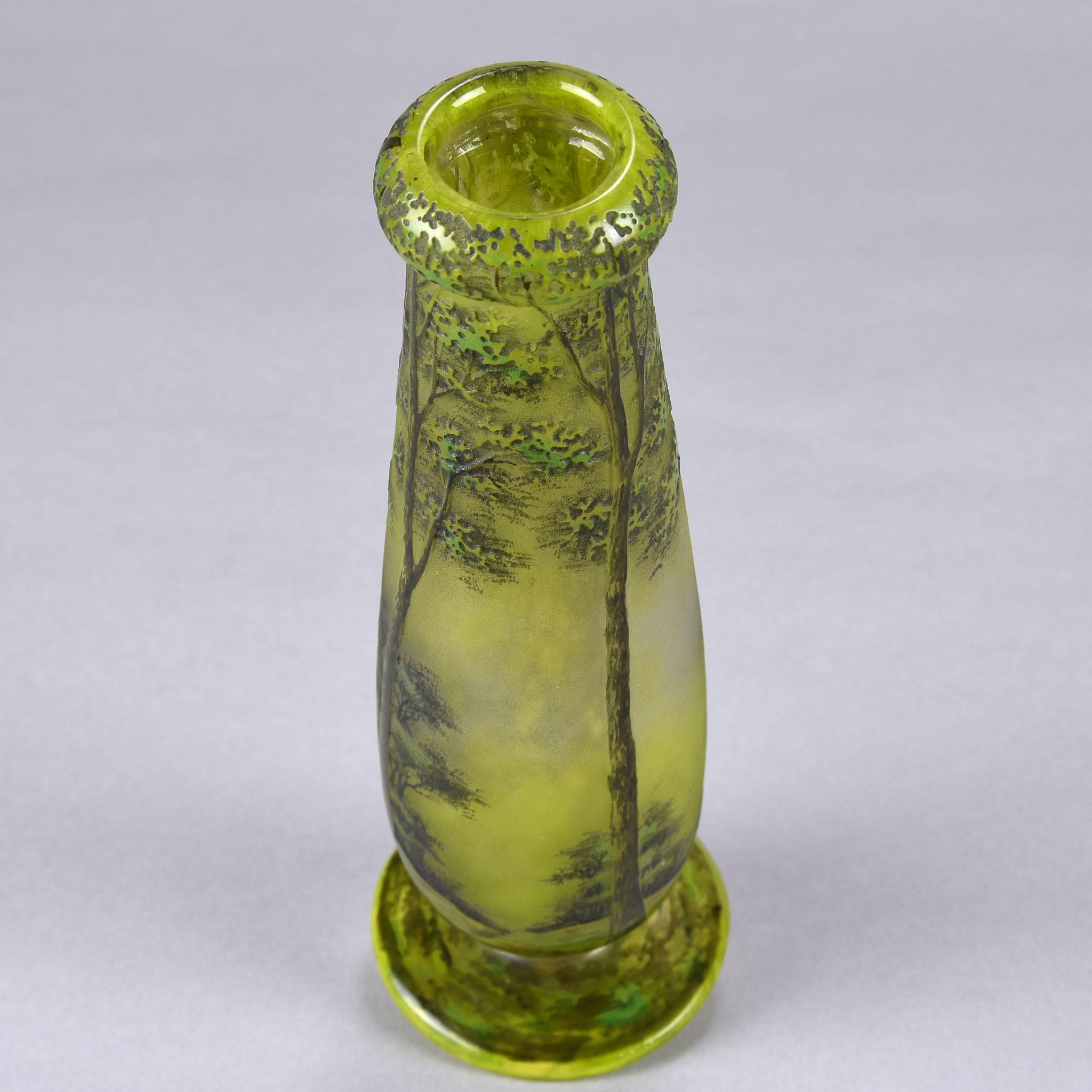 Vase en verre camée Art nouveau français « Vase de paysage de printemps » par Daum Frères en vente 1