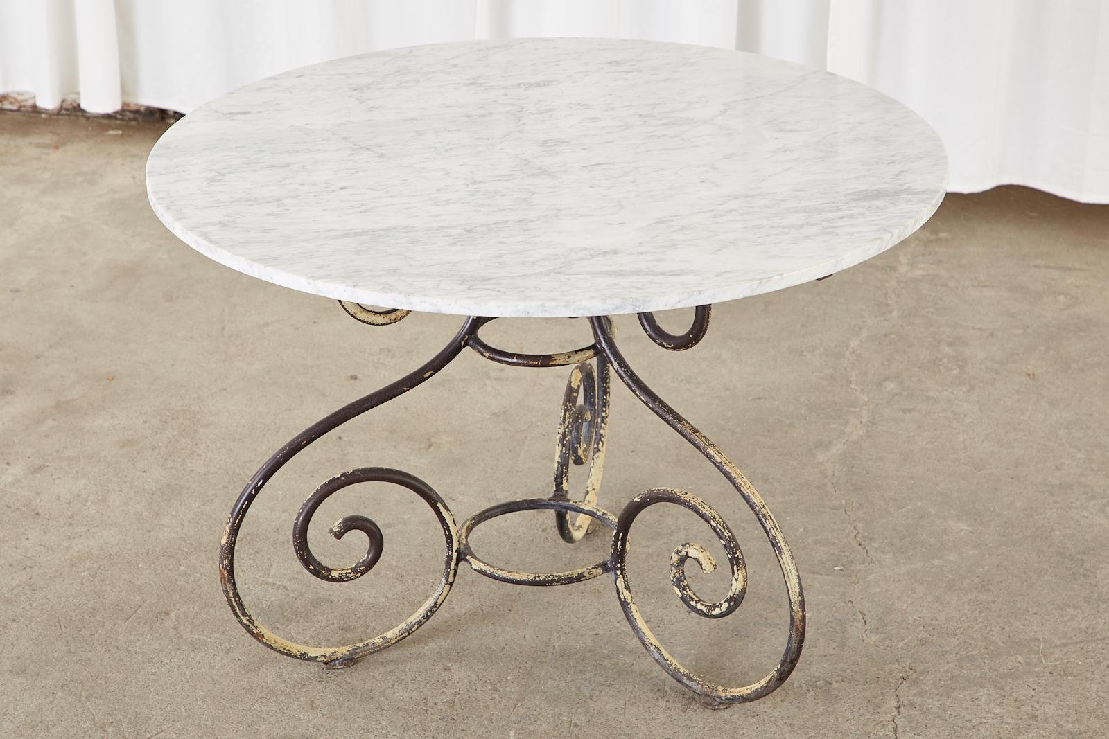 20ième siècle Table de salle à manger de jardin en fer et marbre Carrrara Art Nouveau français en vente