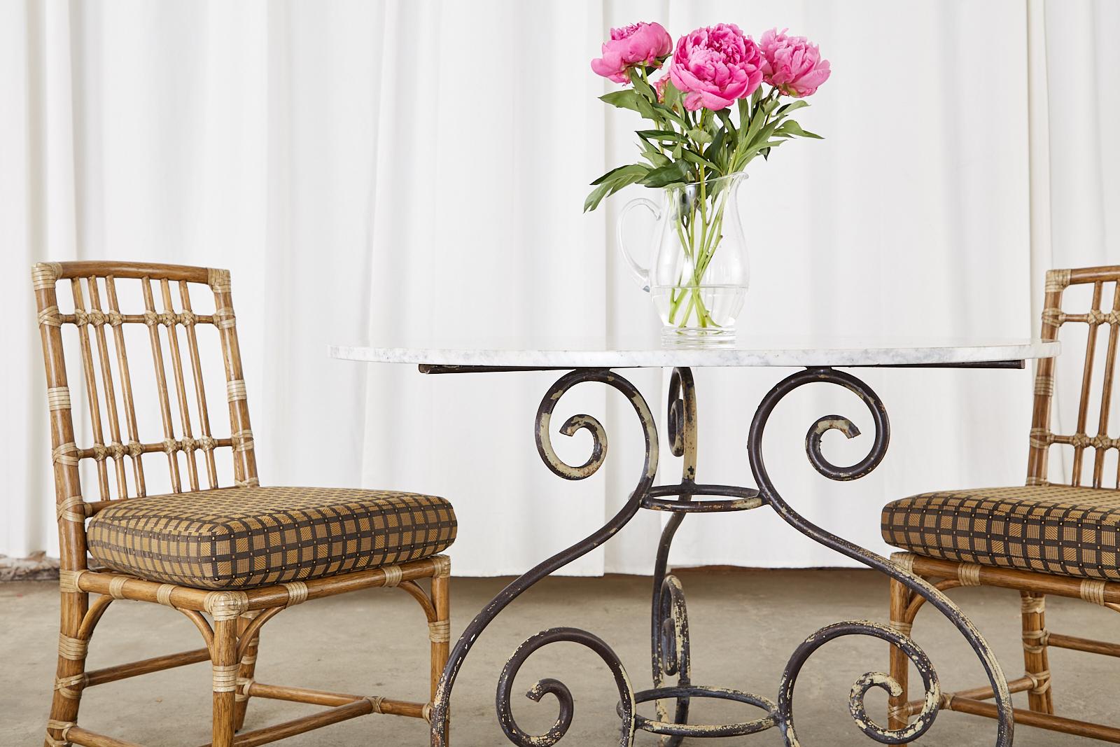 Marbre de Carrare Table de salle à manger de jardin en fer et marbre Carrrara Art Nouveau français en vente