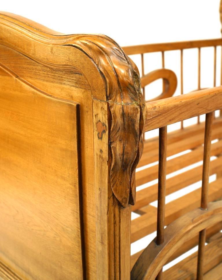 French Art Nouveau Fruitwood Crib In Good Condition For Sale In New York, NY