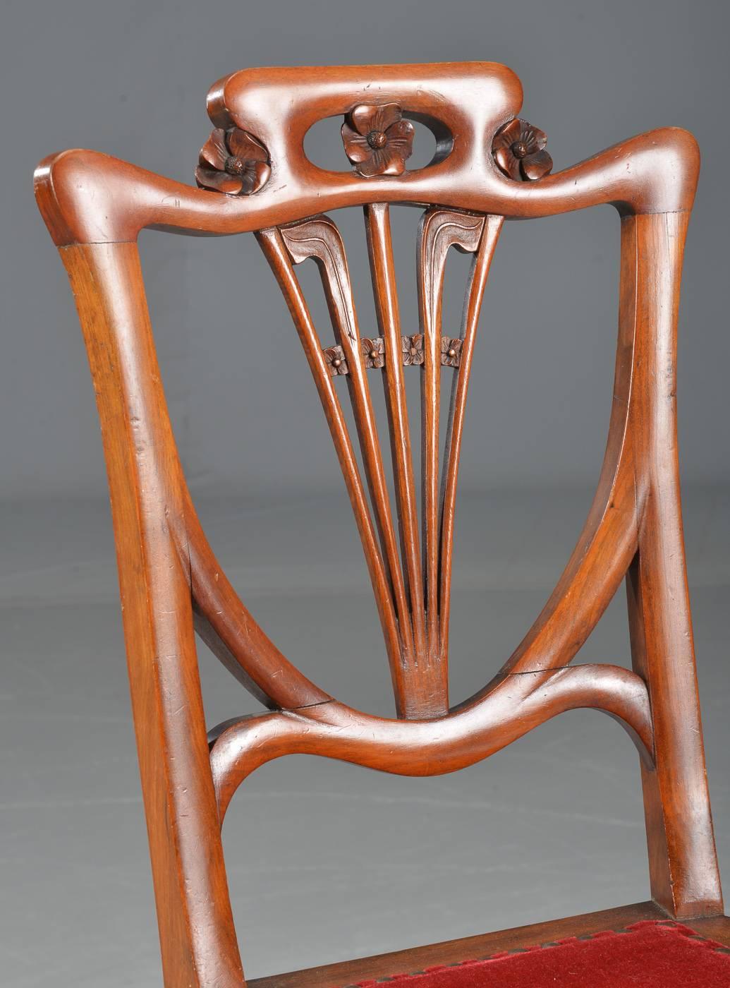 Französische Art Nouveau Beistellstühle aus Nussbaum geschnitzt (Art nouveau) im Angebot