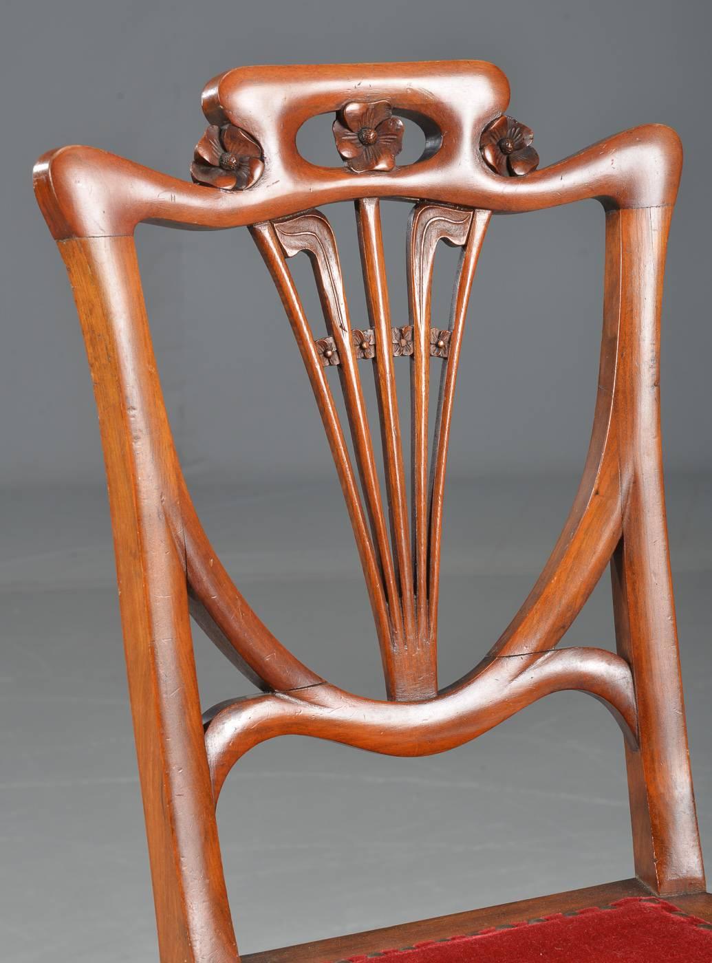 Art Nouveau Sedie laterali in noce intagliato in stile Art Carved francese in vendita