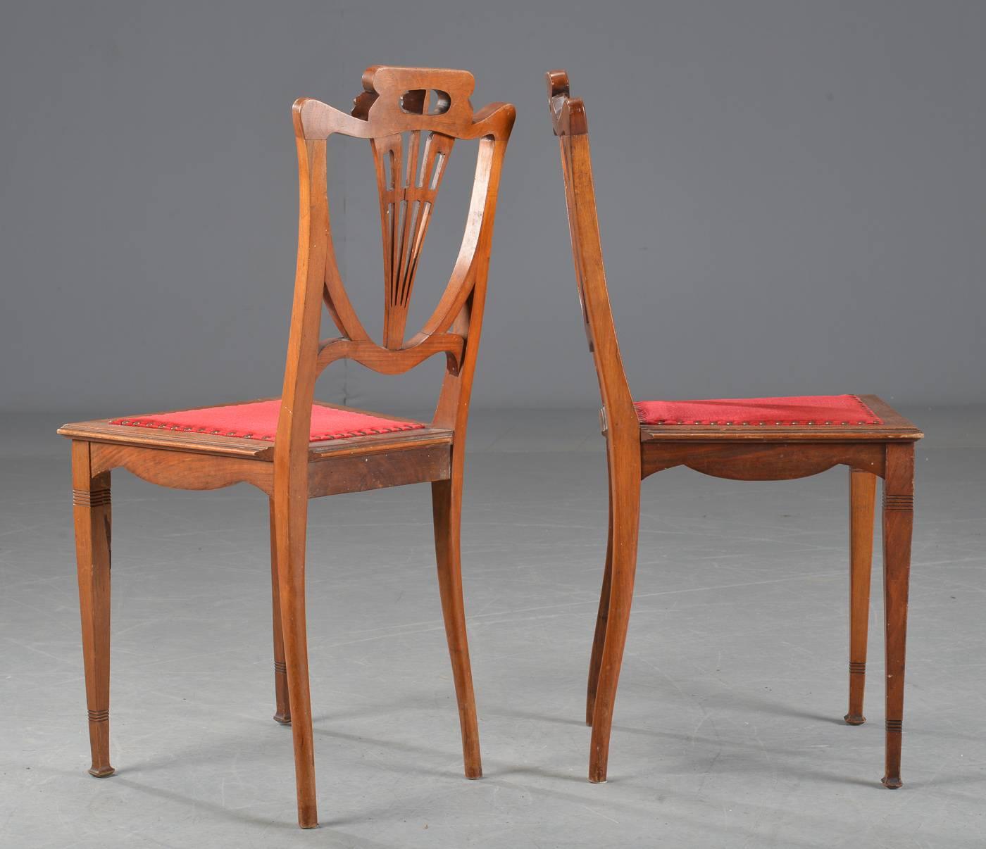 Französische Art Nouveau Beistellstühle aus Nussbaum geschnitzt (Frühes 20. Jahrhundert) im Angebot