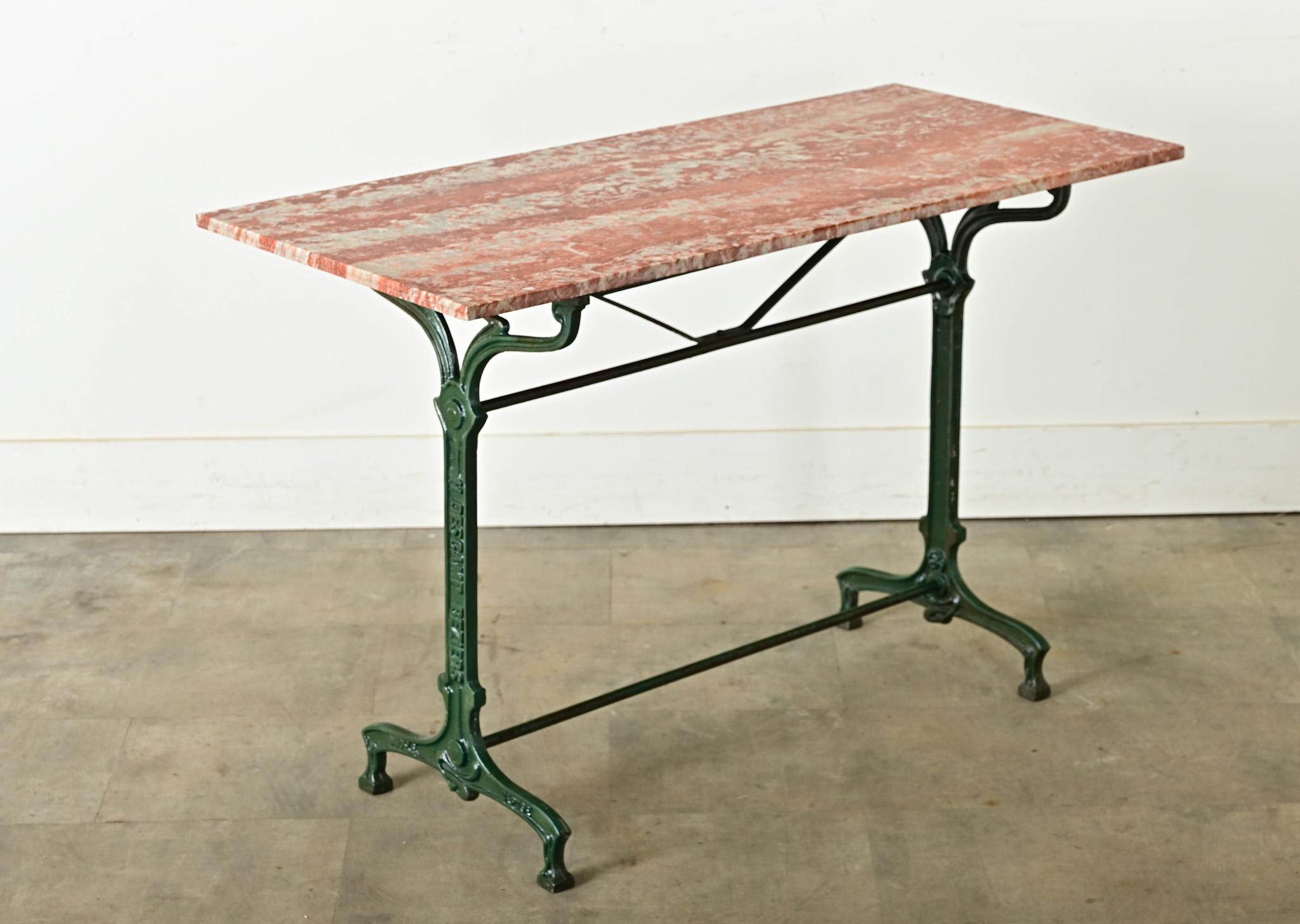 Dieser gusseiserne Bistrotisch mit Marmorplatte aus der Zeit des Jugendstils (um 1900) ist eine aufregende Ergänzung für eine Terrasse oder ein Interieur, das eine Vielzahl von Einrichtungsstilen abdeckt. Der skulpturale Rahmen aus Gusseisen spielt