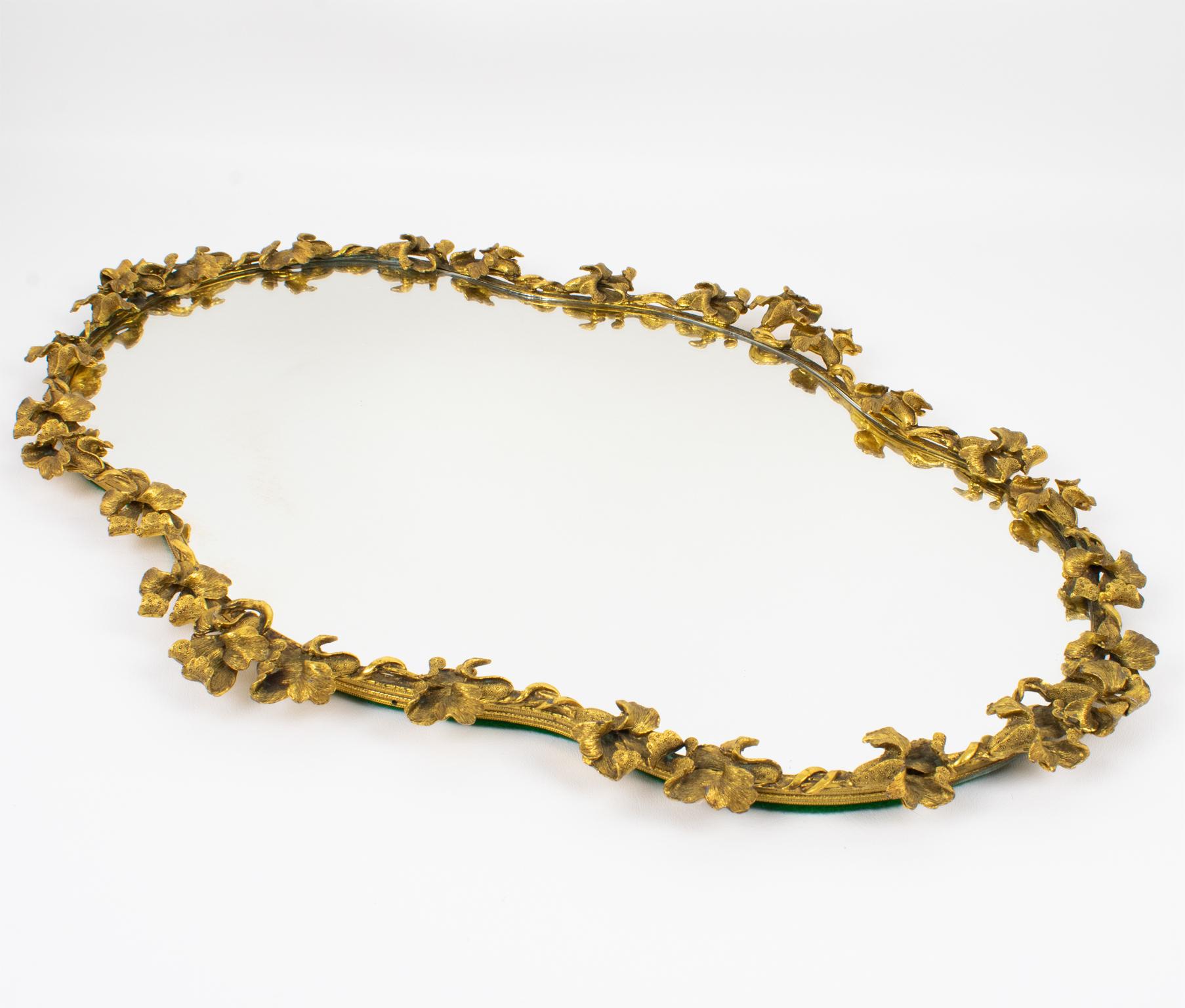 Centro de Bronce Dorado Art Nouveau con Motivo de Flor de Iris Francés en venta