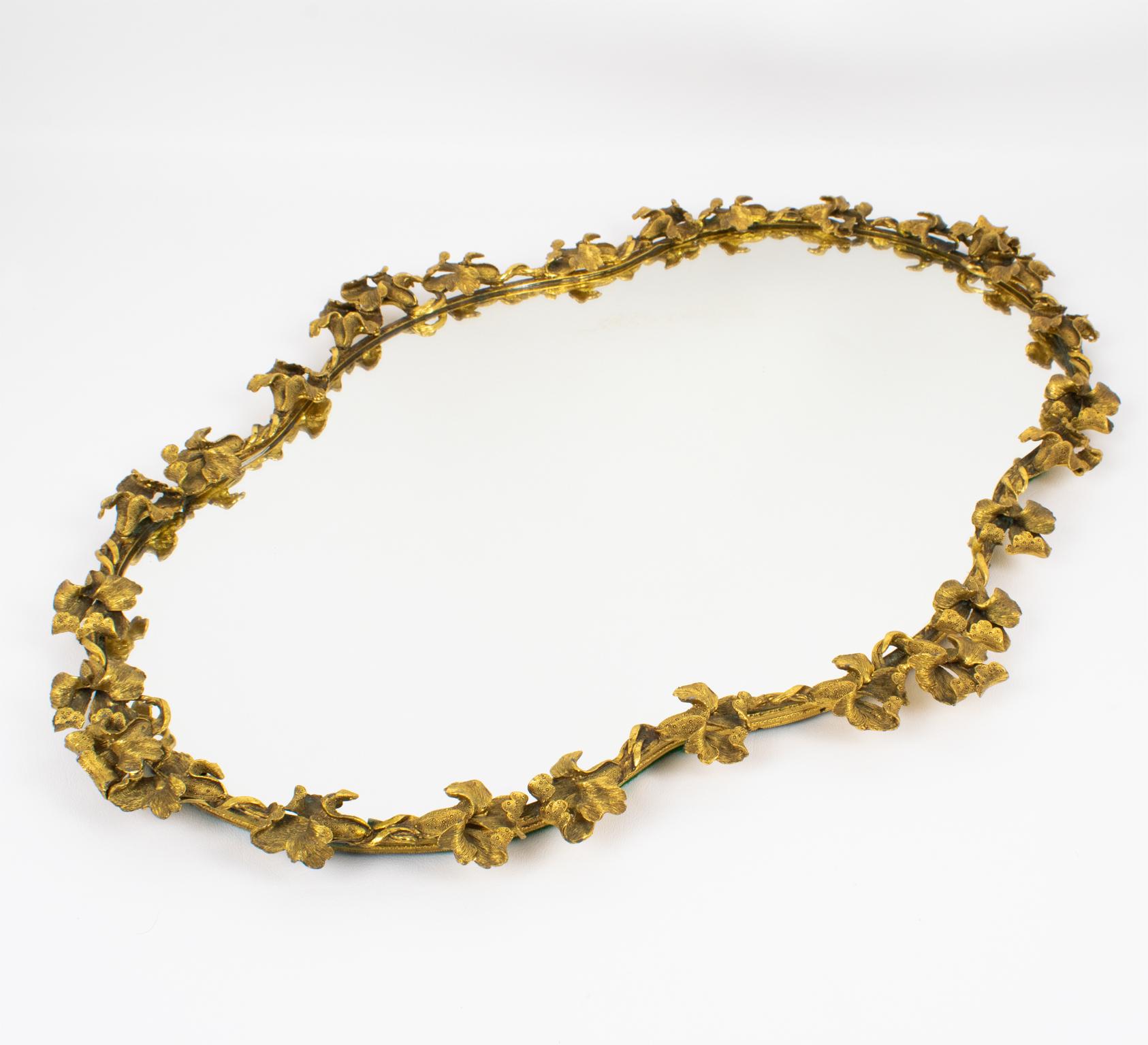 Centro de Bronce Dorado Art Nouveau con Motivo de Flor de Iris principios del siglo XX en venta