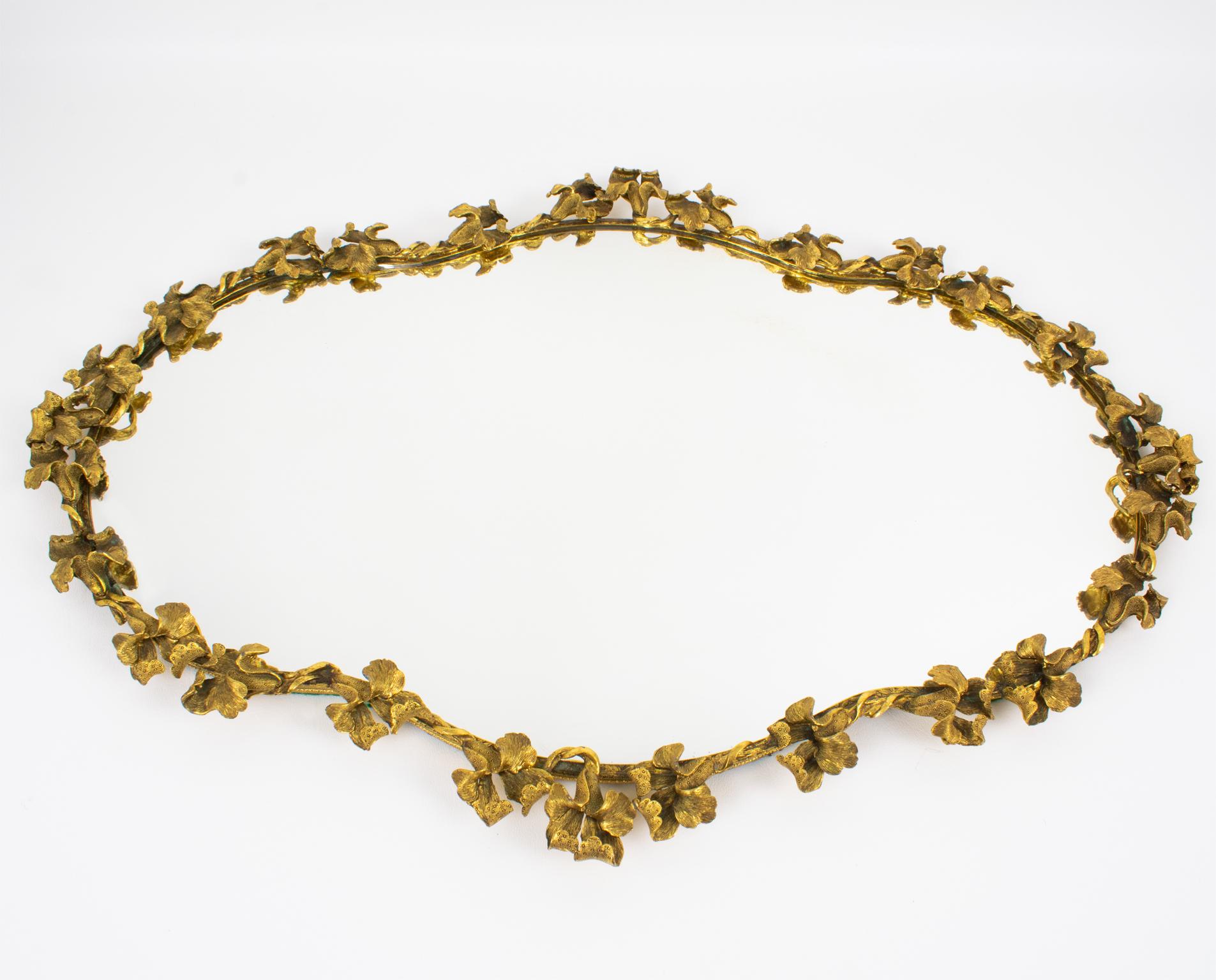 Centro de Bronce Dorado Art Nouveau con Motivo de Flor de Iris Metal en venta