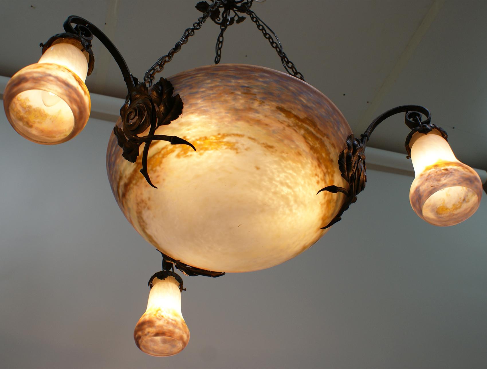 Vetro Lampadario francese in stile Art Nouveau firmato Muller Freres Luneville in vendita