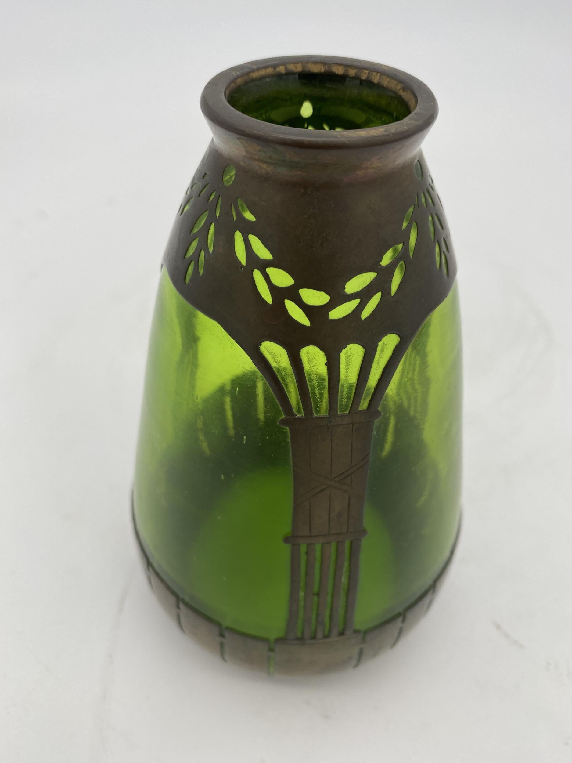Französische Vase aus Kupfer und grünem Glas im Jugendstil mit mundgeblasenem Grün und Kupferrahmen.

Um 1900.