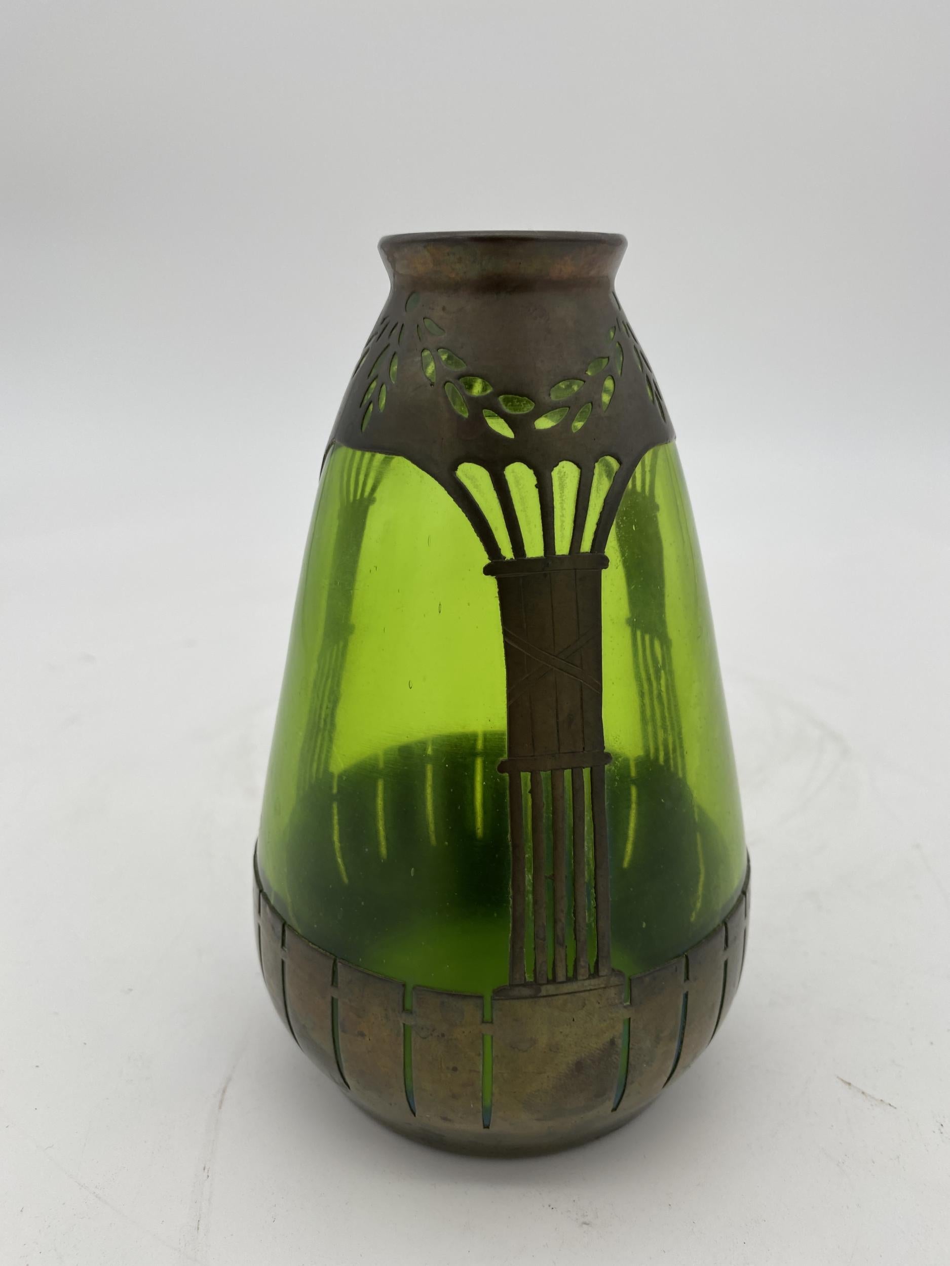 Vase aus Kupfer und grünem Glas im Art nouveau-Stil im Zustand „Hervorragend“ im Angebot in Van Nuys, CA