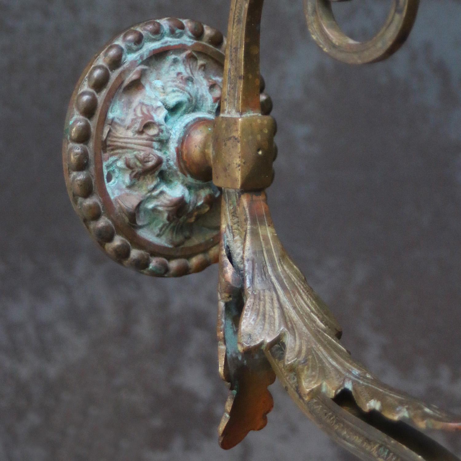 Lámpara de pared Art Nouveau francesa de cobre y latón con vidrio holófano Francés en venta