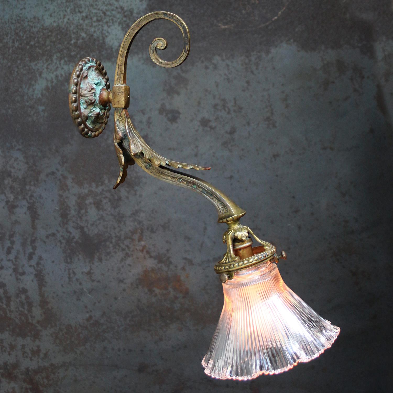 Lámpara de pared Art Nouveau francesa de cobre y latón con vidrio holófano en Bueno estado para la venta en Amsterdam, NL
