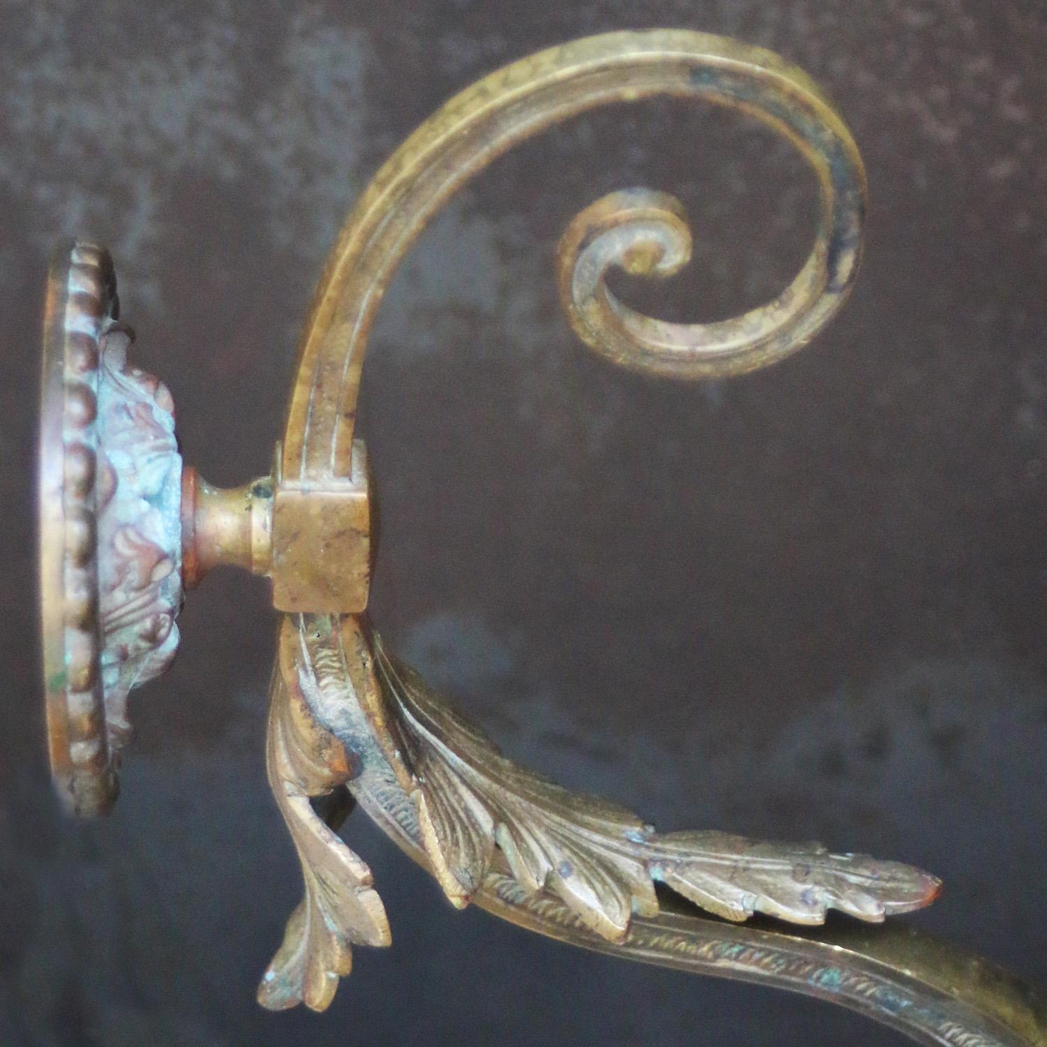 Lámpara de pared Art Nouveau francesa de cobre y latón con vidrio holófano Latón en venta