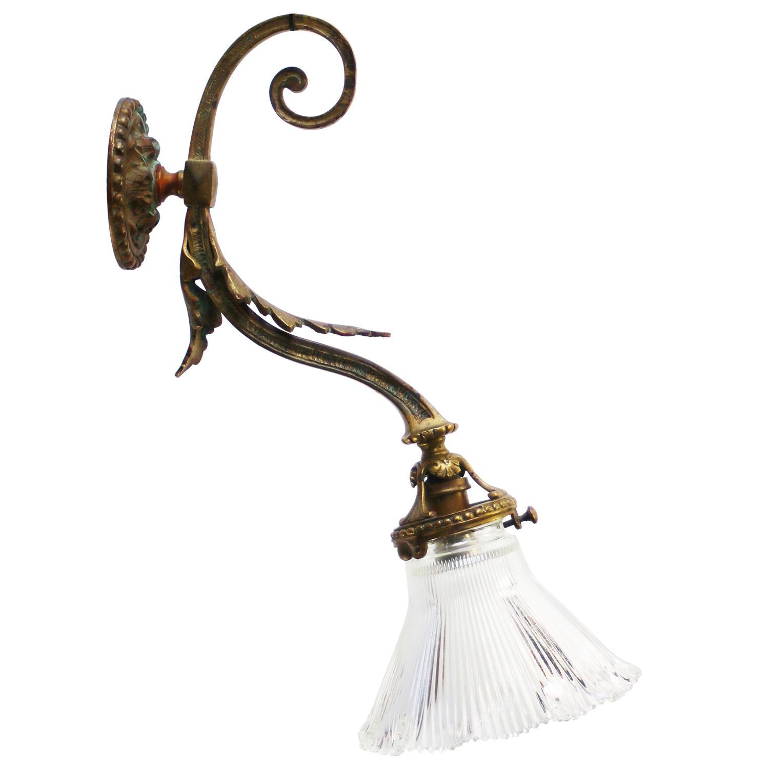 Lámpara de pared Art Nouveau francesa de cobre y latón con vidrio holófano en venta 1