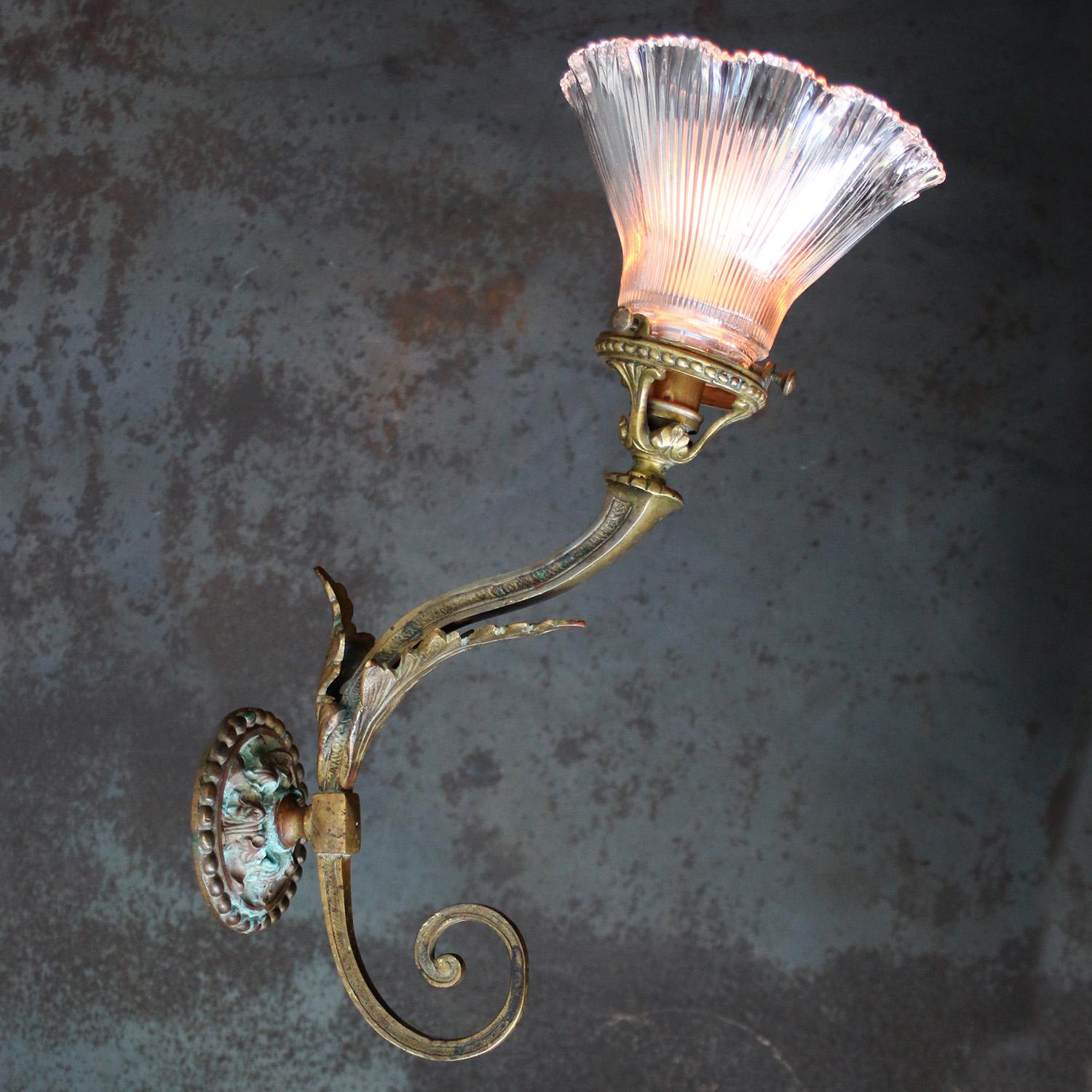 Lámpara de pared Art Nouveau francesa de cobre y latón con vidrio holófano en venta 2