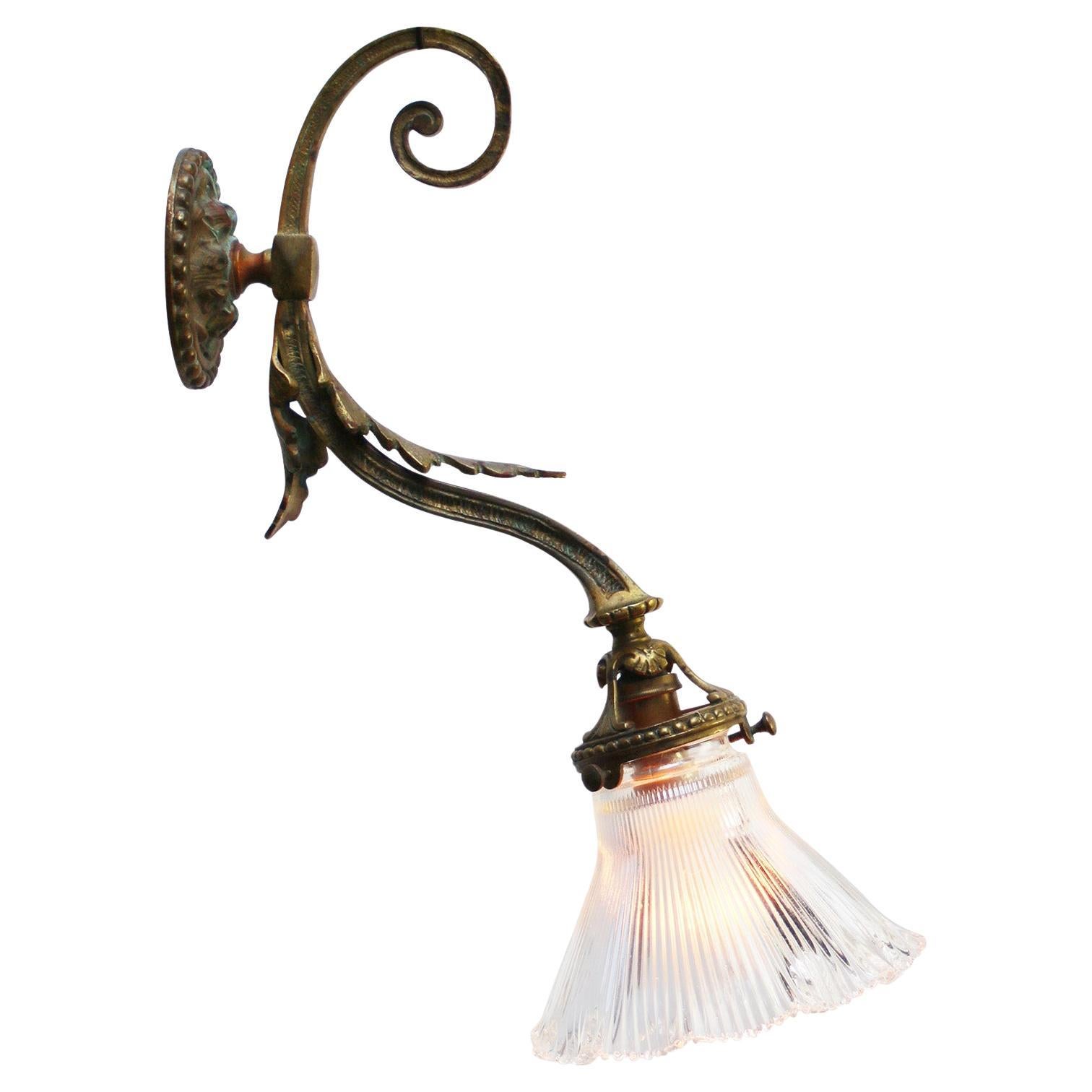 Lámpara de pared Art Nouveau francesa de cobre y latón con vidrio holófano en venta
