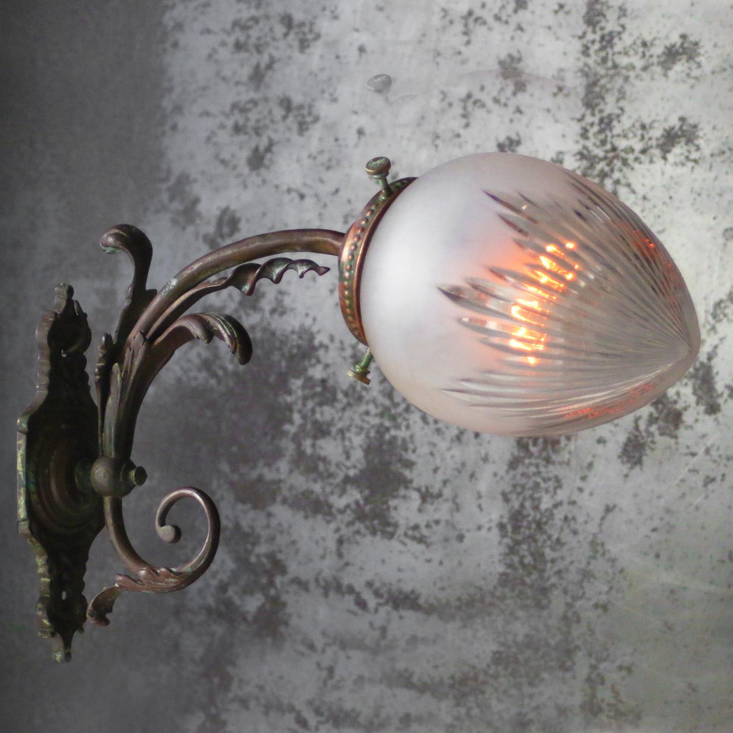 French Art Nouveau Copper Cut Glass Brass Sconce Wall Lamp In Good Condition For Sale In Amsterdam, NL