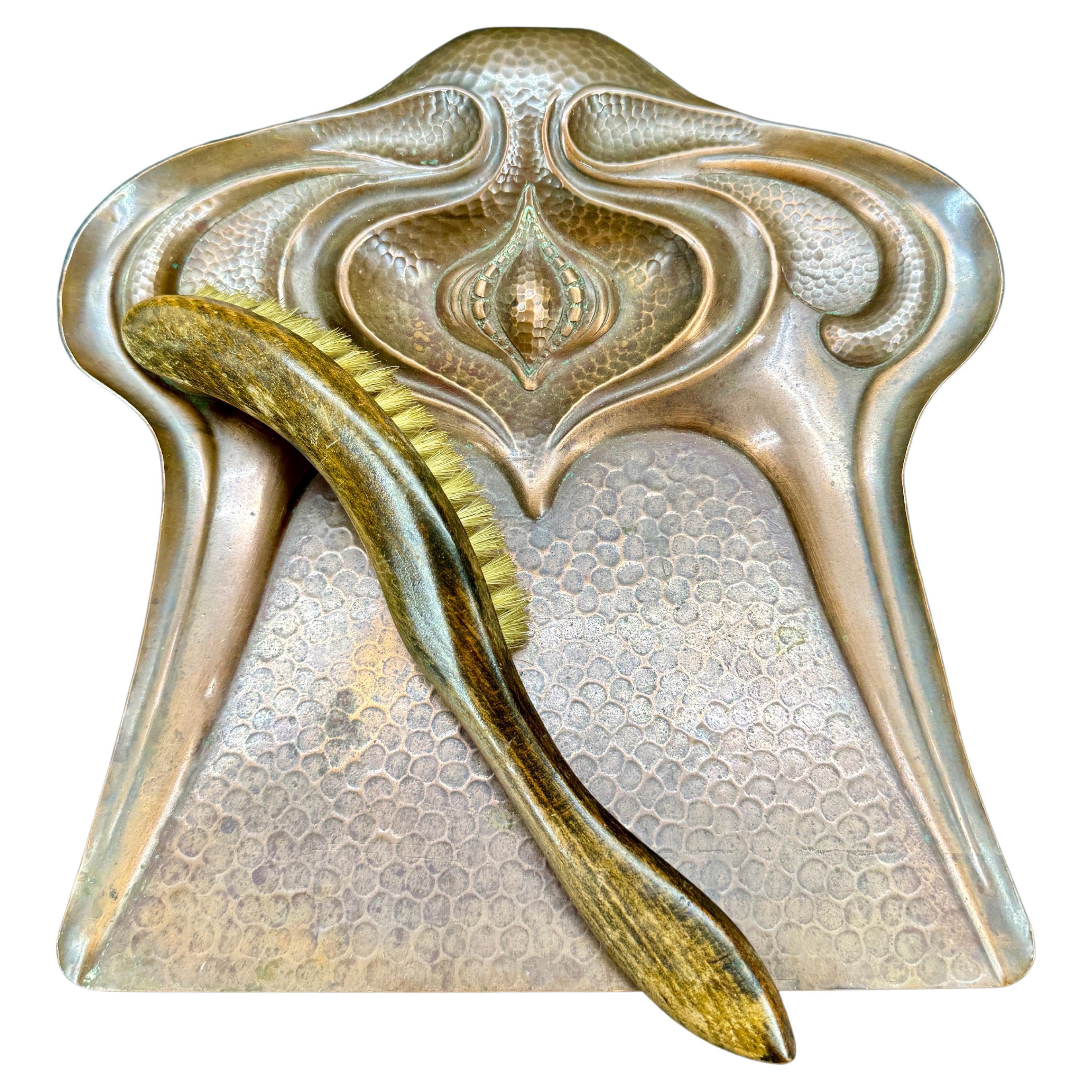 Vassoio e spazzino da tavolo in rame Art Nouveau francese