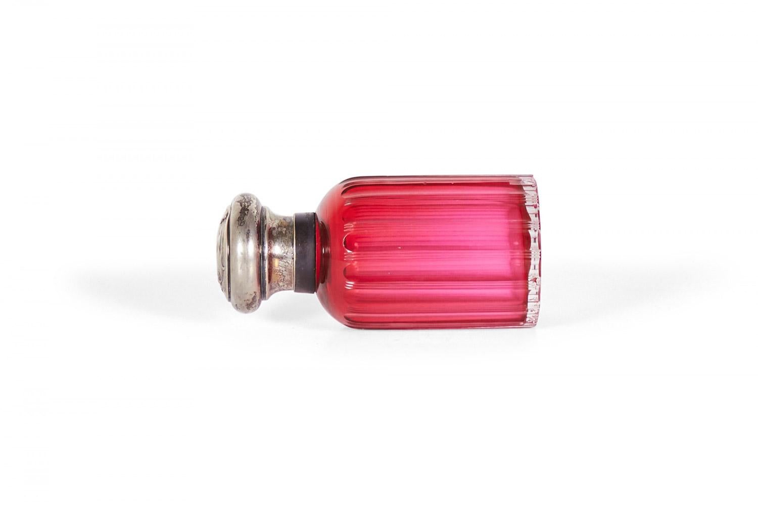 Art nouveau Bouteilles à parfum en verre à la canneberge Art Nouveau français en vente