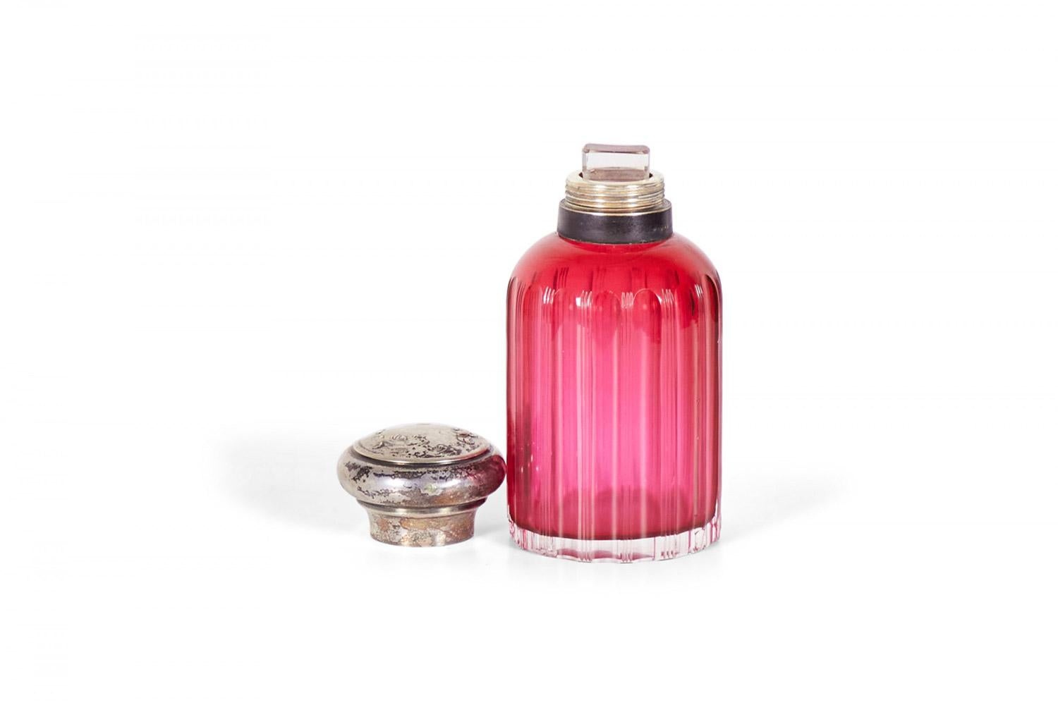 Français Bouteilles à parfum en verre à la canneberge Art Nouveau français en vente