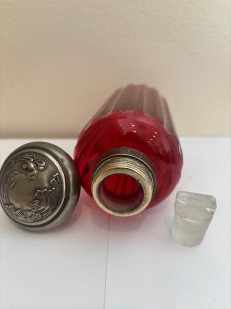 20ième siècle Bouteilles à parfum en verre à la canneberge Art Nouveau français en vente