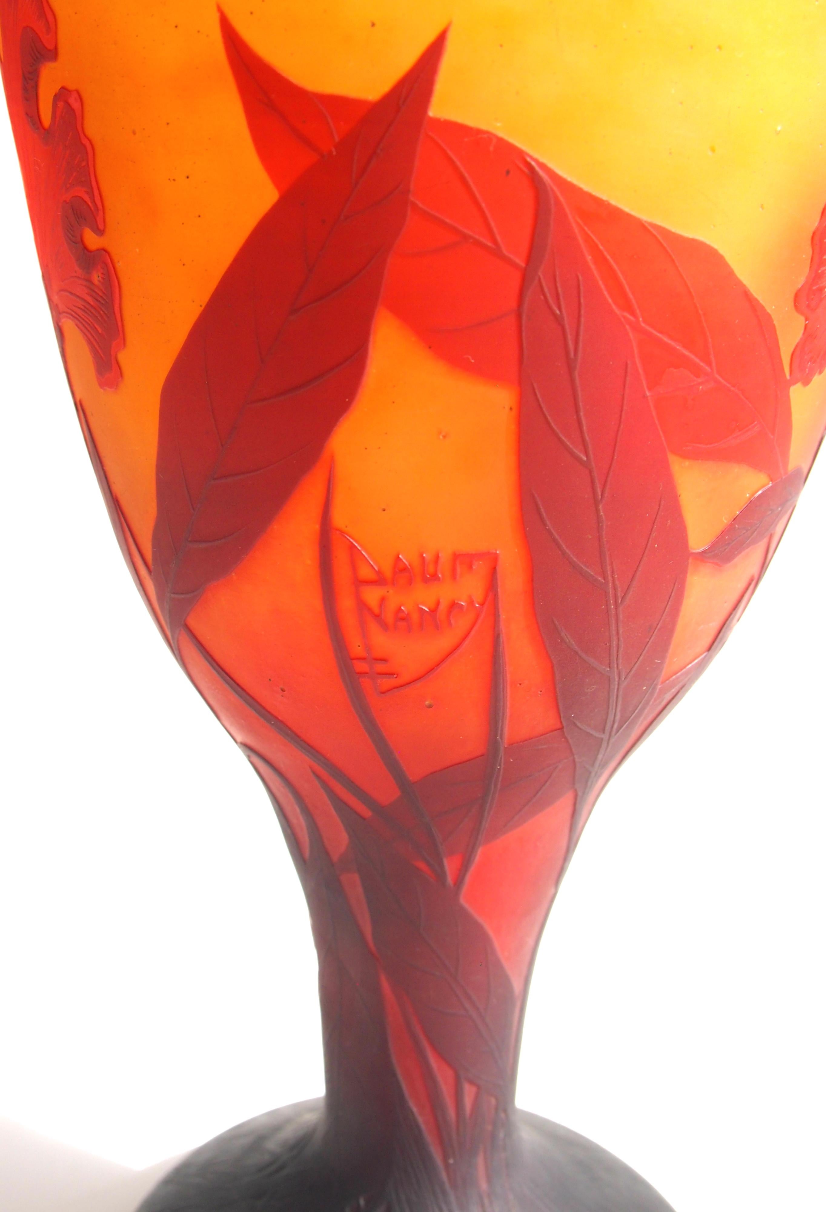 Verre d'art Vase à coq en verre camée Daum Art Nouveau 1900 en vente